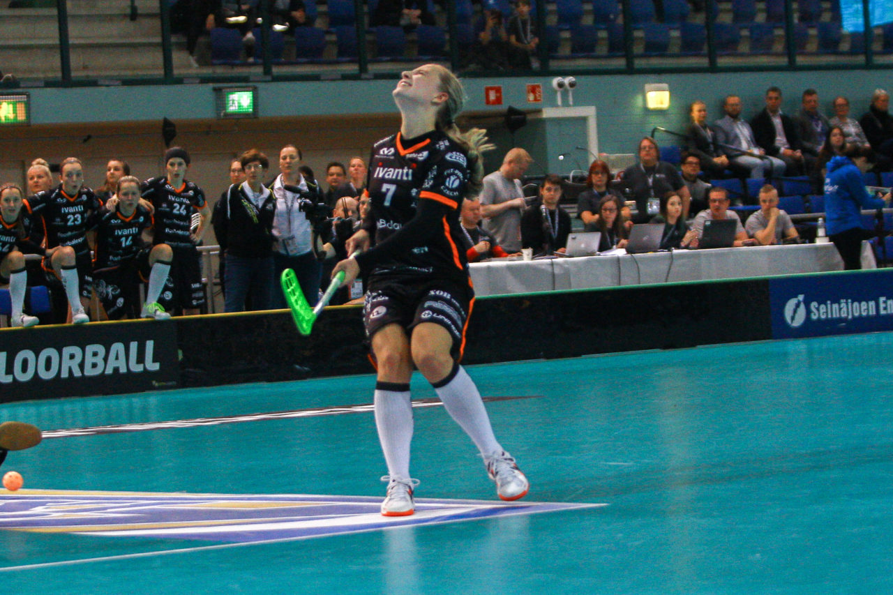 Areena (Seinäjoki), Champions Cup 1/4 Final Damen, FK Tigers Jizni Mesto - TPS

(Claudio Schwarz, unihockey-fotos.ch)

Copyright: Claudio Schwarz, unihockey-fotos.ch – Dieses Bild wurde durch swiss unihockey lizenziert und darf ausschliesslich auf den Online-Kanälen von swiss unihockey verwendet werden. Die redaktionelle oder kommerzielle Nutzung durch Dritte (Medien, Vereine, Unternehmen oder Privatpersonen) per Download von diesem flickr-Account ist ausgeschlossen. Das Bild kann bei Interesse via unihockey-fotos.ch kostenpflichtig lizenziert werden. unihockey-fotos.ch behält sich vor, fehlbaren Medien, Vereinen, Unternehmen oder Privatpersonen Bilder mit einem Zuschlag in Rechnung zu stellen.