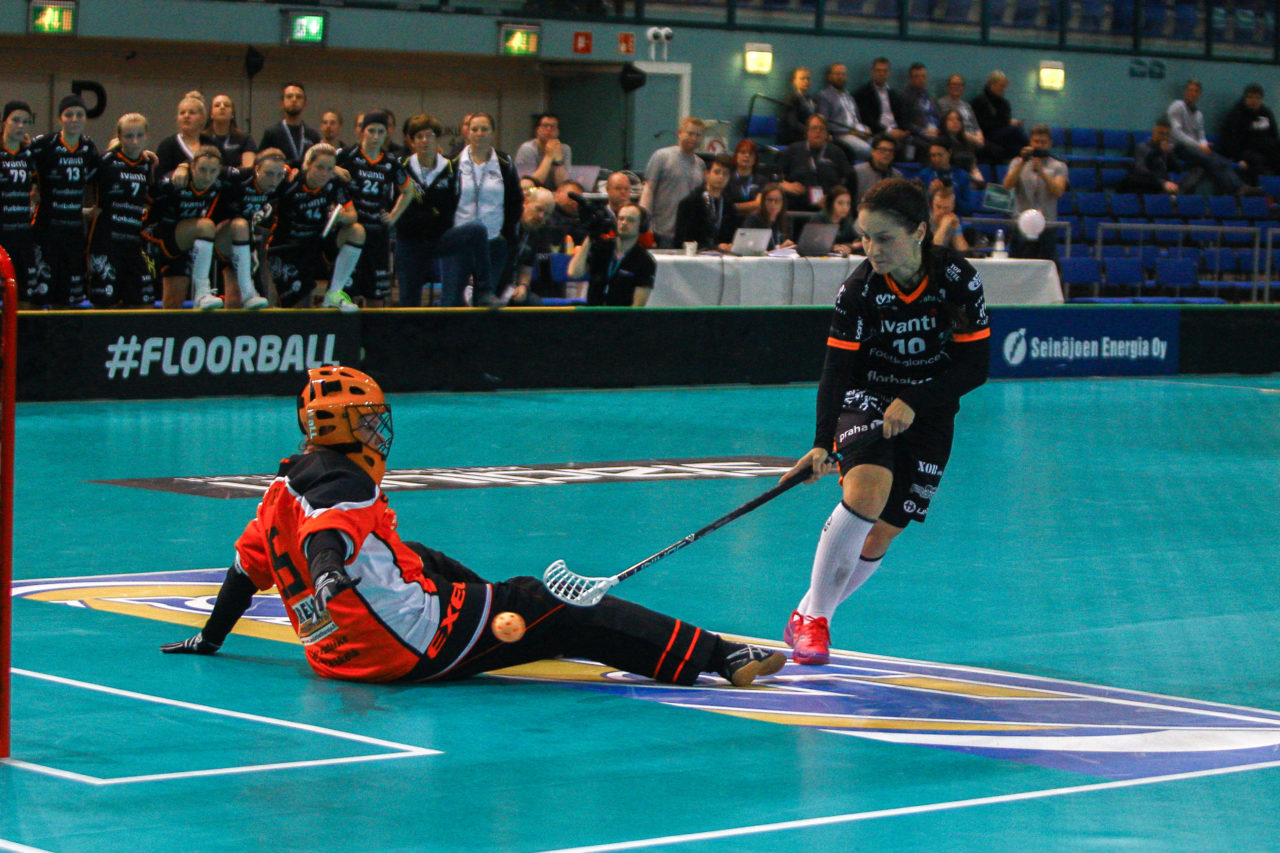 Areena (Seinäjoki), Champions Cup 1/4 Final Damen, FK Tigers Jizni Mesto - TPS

(Claudio Schwarz, unihockey-fotos.ch)

Copyright: Claudio Schwarz, unihockey-fotos.ch – Dieses Bild wurde durch swiss unihockey lizenziert und darf ausschliesslich auf den Online-Kanälen von swiss unihockey verwendet werden. Die redaktionelle oder kommerzielle Nutzung durch Dritte (Medien, Vereine, Unternehmen oder Privatpersonen) per Download von diesem flickr-Account ist ausgeschlossen. Das Bild kann bei Interesse via unihockey-fotos.ch kostenpflichtig lizenziert werden. unihockey-fotos.ch behält sich vor, fehlbaren Medien, Vereinen, Unternehmen oder Privatpersonen Bilder mit einem Zuschlag in Rechnung zu stellen.