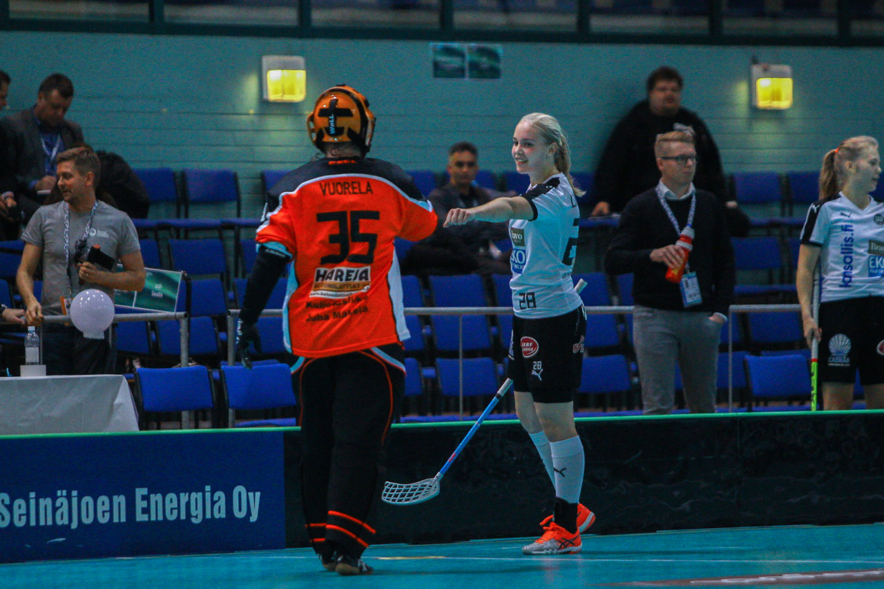 Areena (Seinäjoki), Champions Cup 1/4 Final Damen, FK Tigers Jizni Mesto - TPS

(Claudio Schwarz, unihockey-fotos.ch)

Copyright: Claudio Schwarz, unihockey-fotos.ch – Dieses Bild wurde durch swiss unihockey lizenziert und darf ausschliesslich auf den Online-Kanälen von swiss unihockey verwendet werden. Die redaktionelle oder kommerzielle Nutzung durch Dritte (Medien, Vereine, Unternehmen oder Privatpersonen) per Download von diesem flickr-Account ist ausgeschlossen. Das Bild kann bei Interesse via unihockey-fotos.ch kostenpflichtig lizenziert werden. unihockey-fotos.ch behält sich vor, fehlbaren Medien, Vereinen, Unternehmen oder Privatpersonen Bilder mit einem Zuschlag in Rechnung zu stellen.