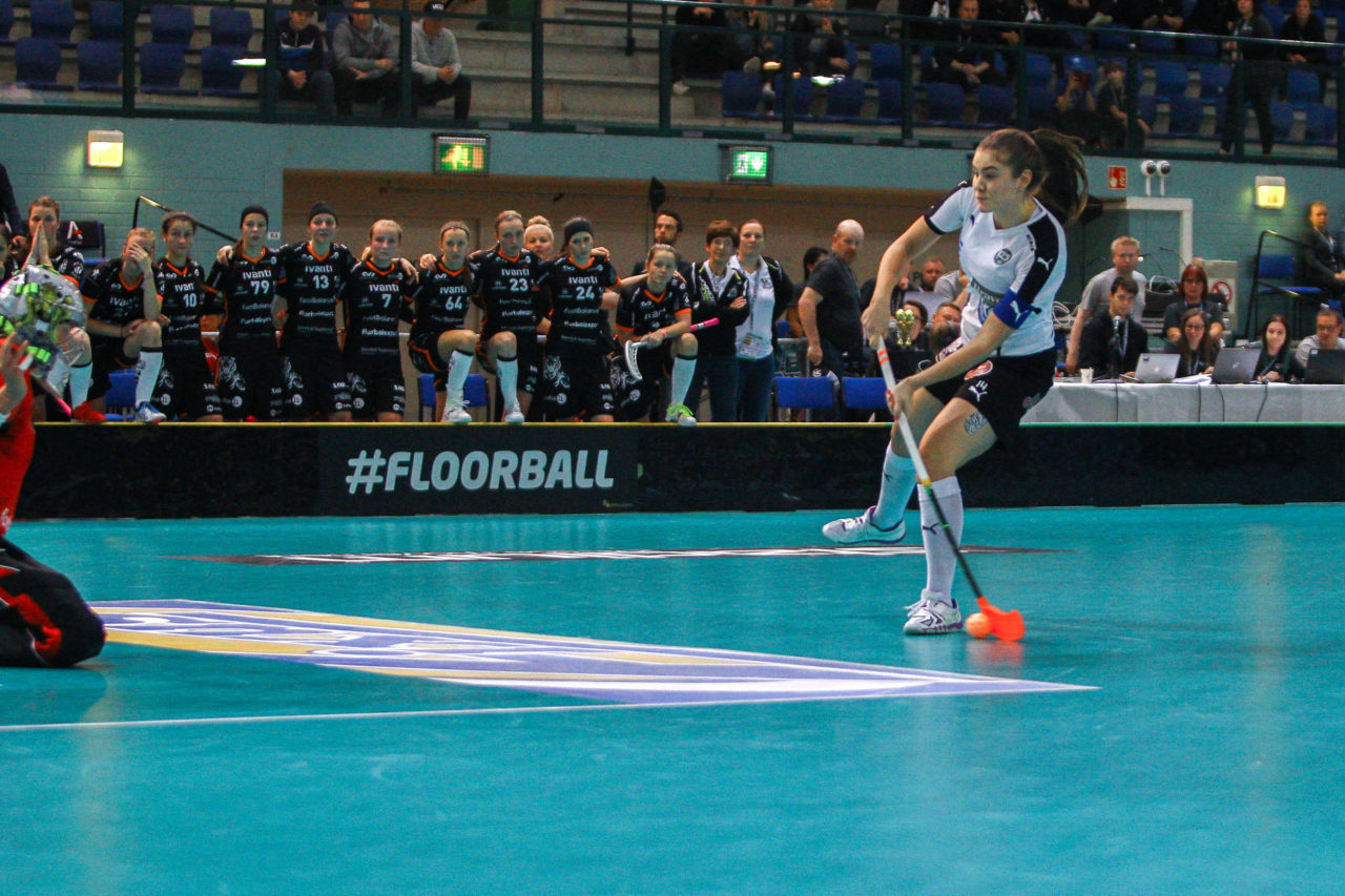 Areena (Seinäjoki), Champions Cup 1/4 Final Damen, FK Tigers Jizni Mesto - TPS

(Claudio Schwarz, unihockey-fotos.ch)

Copyright: Claudio Schwarz, unihockey-fotos.ch – Dieses Bild wurde durch swiss unihockey lizenziert und darf ausschliesslich auf den Online-Kanälen von swiss unihockey verwendet werden. Die redaktionelle oder kommerzielle Nutzung durch Dritte (Medien, Vereine, Unternehmen oder Privatpersonen) per Download von diesem flickr-Account ist ausgeschlossen. Das Bild kann bei Interesse via unihockey-fotos.ch kostenpflichtig lizenziert werden. unihockey-fotos.ch behält sich vor, fehlbaren Medien, Vereinen, Unternehmen oder Privatpersonen Bilder mit einem Zuschlag in Rechnung zu stellen.