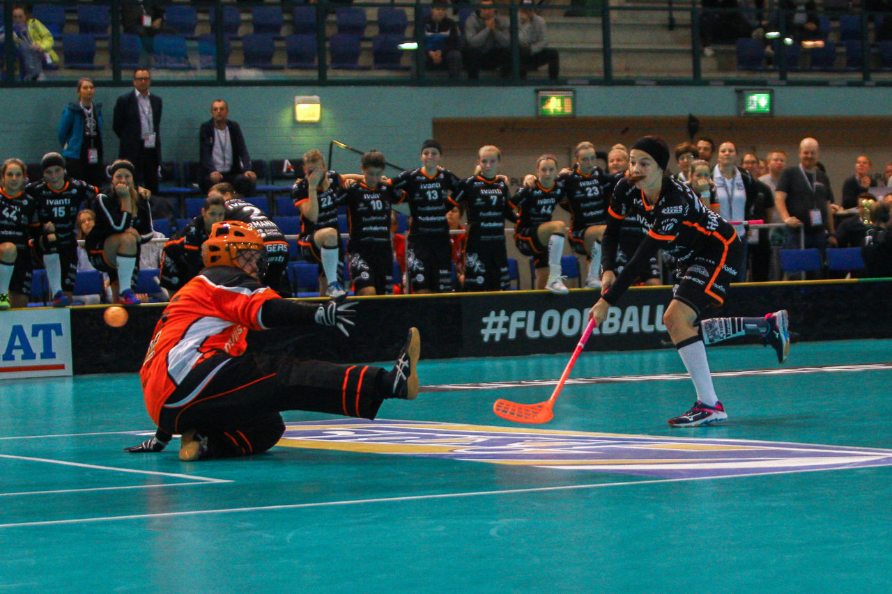 Areena (Seinäjoki), Champions Cup 1/4 Final Damen, FK Tigers Jizni Mesto - TPS

(Claudio Schwarz, unihockey-fotos.ch)

Copyright: Claudio Schwarz, unihockey-fotos.ch – Dieses Bild wurde durch swiss unihockey lizenziert und darf ausschliesslich auf den Online-Kanälen von swiss unihockey verwendet werden. Die redaktionelle oder kommerzielle Nutzung durch Dritte (Medien, Vereine, Unternehmen oder Privatpersonen) per Download von diesem flickr-Account ist ausgeschlossen. Das Bild kann bei Interesse via unihockey-fotos.ch kostenpflichtig lizenziert werden. unihockey-fotos.ch behält sich vor, fehlbaren Medien, Vereinen, Unternehmen oder Privatpersonen Bilder mit einem Zuschlag in Rechnung zu stellen.