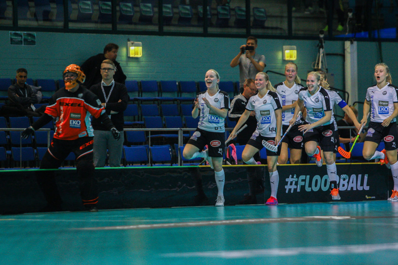 Areena (Seinäjoki), Champions Cup 1/4 Final Damen, FK Tigers Jizni Mesto - TPS

(Claudio Schwarz, unihockey-fotos.ch)

Copyright: Claudio Schwarz, unihockey-fotos.ch – Dieses Bild wurde durch swiss unihockey lizenziert und darf ausschliesslich auf den Online-Kanälen von swiss unihockey verwendet werden. Die redaktionelle oder kommerzielle Nutzung durch Dritte (Medien, Vereine, Unternehmen oder Privatpersonen) per Download von diesem flickr-Account ist ausgeschlossen. Das Bild kann bei Interesse via unihockey-fotos.ch kostenpflichtig lizenziert werden. unihockey-fotos.ch behält sich vor, fehlbaren Medien, Vereinen, Unternehmen oder Privatpersonen Bilder mit einem Zuschlag in Rechnung zu stellen.