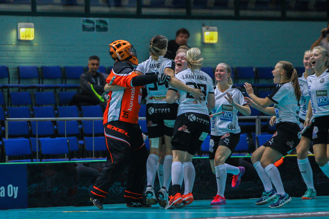 Areena (Seinäjoki), Champions Cup 1/4 Final Damen, FK Tigers Jizni Mesto - TPS

(Claudio Schwarz, unihockey-fotos.ch)

Copyright: Claudio Schwarz, unihockey-fotos.ch – Dieses Bild wurde durch swiss unihockey lizenziert und darf ausschliesslich auf den Online-Kanälen von swiss unihockey verwendet werden. Die redaktionelle oder kommerzielle Nutzung durch Dritte (Medien, Vereine, Unternehmen oder Privatpersonen) per Download von diesem flickr-Account ist ausgeschlossen. Das Bild kann bei Interesse via unihockey-fotos.ch kostenpflichtig lizenziert werden. unihockey-fotos.ch behält sich vor, fehlbaren Medien, Vereinen, Unternehmen oder Privatpersonen Bilder mit einem Zuschlag in Rechnung zu stellen.