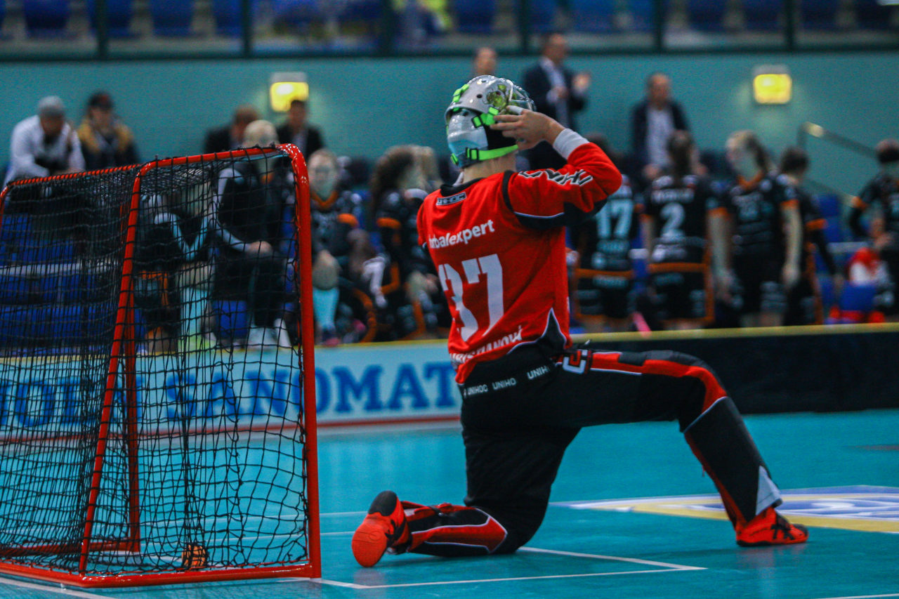 Areena (Seinäjoki), Champions Cup 1/4 Final Damen, FK Tigers Jizni Mesto - TPS

(Claudio Schwarz, unihockey-fotos.ch)

Copyright: Claudio Schwarz, unihockey-fotos.ch – Dieses Bild wurde durch swiss unihockey lizenziert und darf ausschliesslich auf den Online-Kanälen von swiss unihockey verwendet werden. Die redaktionelle oder kommerzielle Nutzung durch Dritte (Medien, Vereine, Unternehmen oder Privatpersonen) per Download von diesem flickr-Account ist ausgeschlossen. Das Bild kann bei Interesse via unihockey-fotos.ch kostenpflichtig lizenziert werden. unihockey-fotos.ch behält sich vor, fehlbaren Medien, Vereinen, Unternehmen oder Privatpersonen Bilder mit einem Zuschlag in Rechnung zu stellen.