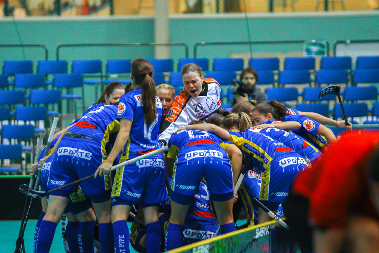 Areena (Seinäjoki), Champions Cup 1/4 Final Damen, UHC Dietlikon - Sveiva IB, Teambeschwörung vor dem Spiel

(Claudio Schwarz, unihockey-fotos.ch)

Copyright: Claudio Schwarz, unihockey-fotos.ch – Dieses Bild wurde durch swiss unihockey lizenziert und darf ausschliesslich auf den Online-Kanälen von swiss unihockey verwendet werden. Die redaktionelle oder kommerzielle Nutzung durch Dritte (Medien, Vereine, Unternehmen oder Privatpersonen) per Download von diesem flickr-Account ist ausgeschlossen. Das Bild kann bei Interesse via unihockey-fotos.ch kostenpflichtig lizenziert werden. unihockey-fotos.ch behält sich vor, fehlbaren Medien, Vereinen, Unternehmen oder Privatpersonen Bilder mit einem Zuschlag in Rechnung zu stellen.