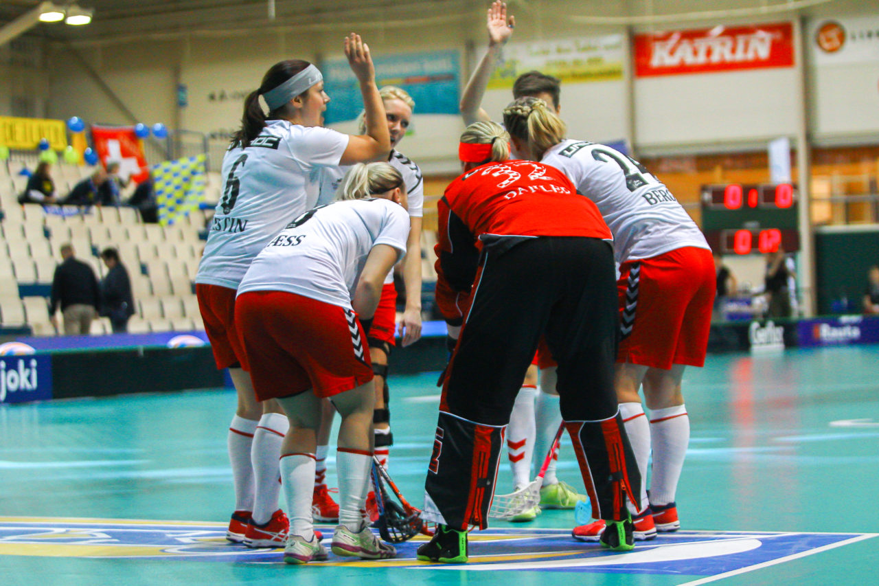 Areena (Seinäjoki), Champions Cup 1/4 Final Damen, UHC Dietlikon - Sveiva IB, Teambeschwörung vor dem Spiel

(Claudio Schwarz, unihockey-fotos.ch)

Copyright: Claudio Schwarz, unihockey-fotos.ch – Dieses Bild wurde durch swiss unihockey lizenziert und darf ausschliesslich auf den Online-Kanälen von swiss unihockey verwendet werden. Die redaktionelle oder kommerzielle Nutzung durch Dritte (Medien, Vereine, Unternehmen oder Privatpersonen) per Download von diesem flickr-Account ist ausgeschlossen. Das Bild kann bei Interesse via unihockey-fotos.ch kostenpflichtig lizenziert werden. unihockey-fotos.ch behält sich vor, fehlbaren Medien, Vereinen, Unternehmen oder Privatpersonen Bilder mit einem Zuschlag in Rechnung zu stellen.