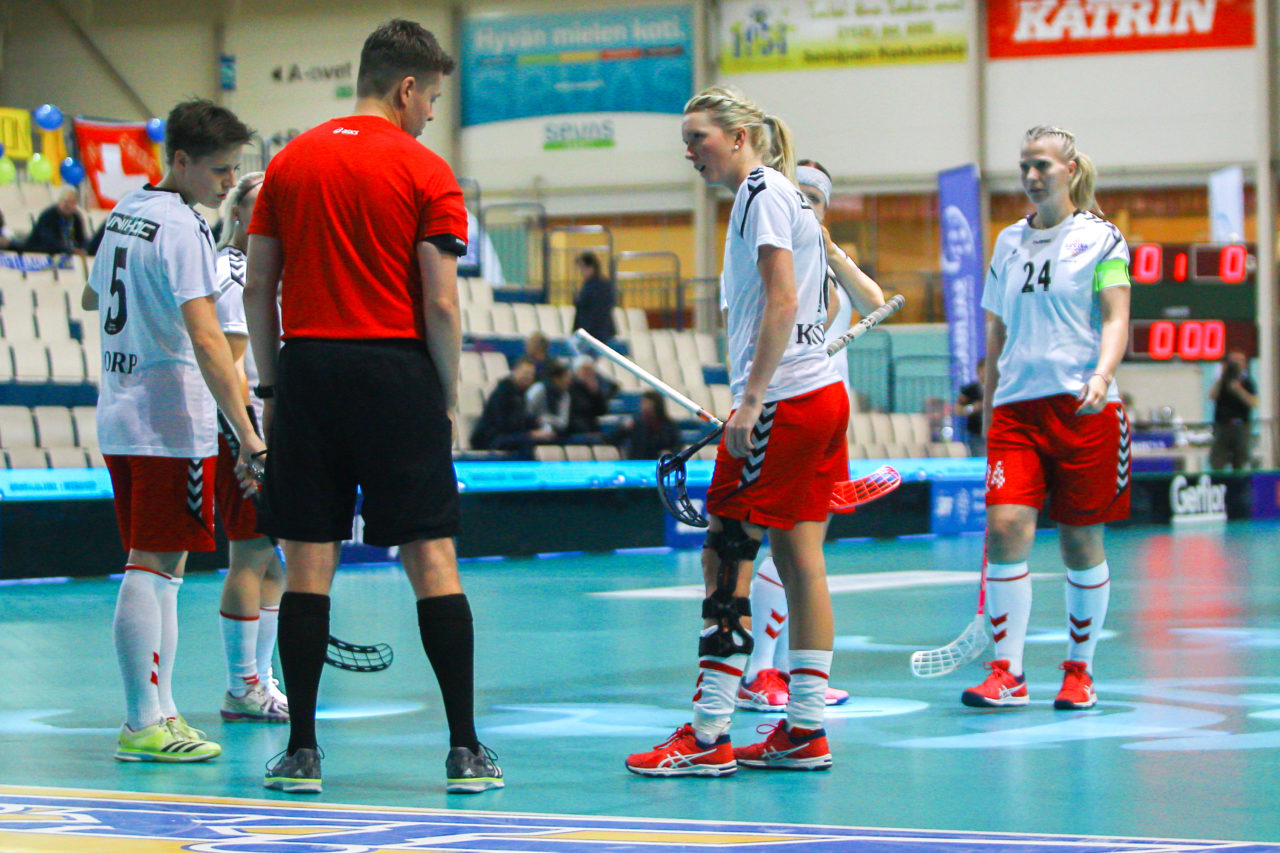 Areena (Seinäjoki), Champions Cup 1/4 Final Damen, UHC Dietlikon - Sveiva IB, Henriette Knudsen (Nr. 18, Sveiva IB) bespricht mit dem Schiedsrichter ihre Bandage

(Claudio Schwarz, unihockey-fotos.ch)

Copyright: Claudio Schwarz, unihockey-fotos.ch – Dieses Bild wurde durch swiss unihockey lizenziert und darf ausschliesslich auf den Online-Kanälen von swiss unihockey verwendet werden. Die redaktionelle oder kommerzielle Nutzung durch Dritte (Medien, Vereine, Unternehmen oder Privatpersonen) per Download von diesem flickr-Account ist ausgeschlossen. Das Bild kann bei Interesse via unihockey-fotos.ch kostenpflichtig lizenziert werden. unihockey-fotos.ch behält sich vor, fehlbaren Medien, Vereinen, Unternehmen oder Privatpersonen Bilder mit einem Zuschlag in Rechnung zu stellen.