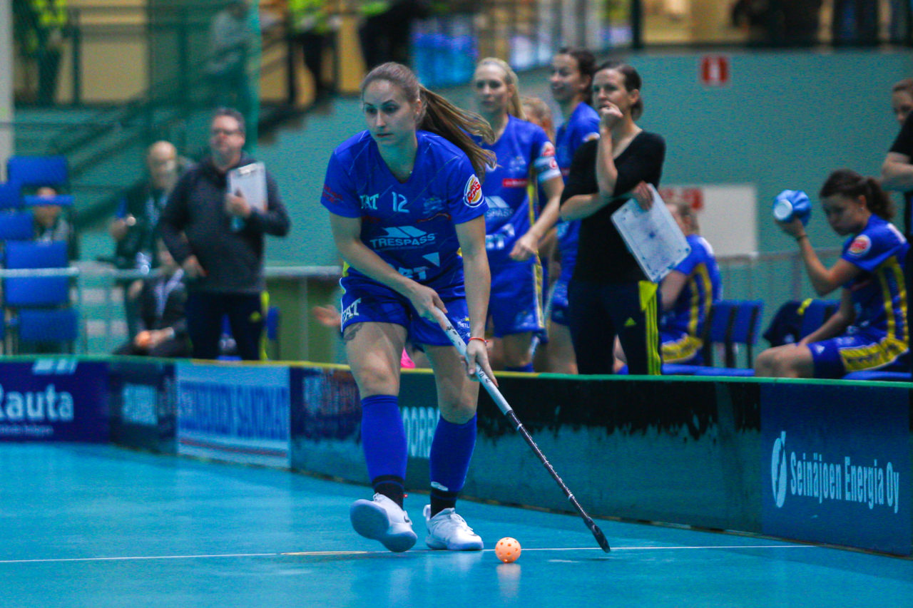 Areena (Seinäjoki), Champions Cup 1/4 Final Damen, UHC Dietlikon - Sveiva IB, Tanja Stella (Nr. 12, UHC Dietlikon) spielt einen Pass

(Claudio Schwarz, unihockey-fotos.ch)

Copyright: Claudio Schwarz, unihockey-fotos.ch – Dieses Bild wurde durch swiss unihockey lizenziert und darf ausschliesslich auf den Online-Kanälen von swiss unihockey verwendet werden. Die redaktionelle oder kommerzielle Nutzung durch Dritte (Medien, Vereine, Unternehmen oder Privatpersonen) per Download von diesem flickr-Account ist ausgeschlossen. Das Bild kann bei Interesse via unihockey-fotos.ch kostenpflichtig lizenziert werden. unihockey-fotos.ch behält sich vor, fehlbaren Medien, Vereinen, Unternehmen oder Privatpersonen Bilder mit einem Zuschlag in Rechnung zu stellen.