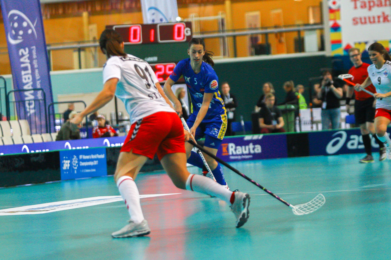 Areena (Seinäjoki), Champions Cup 1/4 Final Damen, UHC Dietlikon - Sveiva IB, Andrea Gämperli (Nr. 5, UHC Dietlikon) gegen Anna Strom (Nr. 91, Sveiva IB)

(Claudio Schwarz, unihockey-fotos.ch)

Copyright: Claudio Schwarz, unihockey-fotos.ch – Dieses Bild wurde durch swiss unihockey lizenziert und darf ausschliesslich auf den Online-Kanälen von swiss unihockey verwendet werden. Die redaktionelle oder kommerzielle Nutzung durch Dritte (Medien, Vereine, Unternehmen oder Privatpersonen) per Download von diesem flickr-Account ist ausgeschlossen. Das Bild kann bei Interesse via unihockey-fotos.ch kostenpflichtig lizenziert werden. unihockey-fotos.ch behält sich vor, fehlbaren Medien, Vereinen, Unternehmen oder Privatpersonen Bilder mit einem Zuschlag in Rechnung zu stellen.