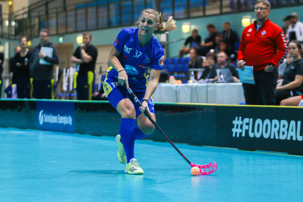 Areena (Seinäjoki), Champions Cup 1/4 Final Damen, UHC Dietlikon - Sveiva IB, Andrea Streiff (Nr. 37, UHC Dietlikon) spielt einen Pass

(Claudio Schwarz, unihockey-fotos.ch)

Copyright: Claudio Schwarz, unihockey-fotos.ch – Dieses Bild wurde durch swiss unihockey lizenziert und darf ausschliesslich auf den Online-Kanälen von swiss unihockey verwendet werden. Die redaktionelle oder kommerzielle Nutzung durch Dritte (Medien, Vereine, Unternehmen oder Privatpersonen) per Download von diesem flickr-Account ist ausgeschlossen. Das Bild kann bei Interesse via unihockey-fotos.ch kostenpflichtig lizenziert werden. unihockey-fotos.ch behält sich vor, fehlbaren Medien, Vereinen, Unternehmen oder Privatpersonen Bilder mit einem Zuschlag in Rechnung zu stellen.