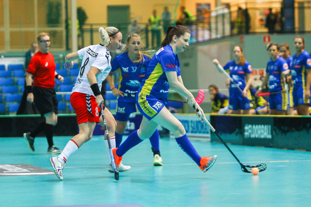 Areena (Seinäjoki), Champions Cup 1/4 Final Damen, UHC Dietlikon - Sveiva IB, Laura Bürgi (Nr. 11, UHC Dietlikon) eilt Kristine Naess Haug (Nr. 8, Sveiva IB) davon

(Claudio Schwarz, unihockey-fotos.ch)

Copyright: Claudio Schwarz, unihockey-fotos.ch – Dieses Bild wurde durch swiss unihockey lizenziert und darf ausschliesslich auf den Online-Kanälen von swiss unihockey verwendet werden. Die redaktionelle oder kommerzielle Nutzung durch Dritte (Medien, Vereine, Unternehmen oder Privatpersonen) per Download von diesem flickr-Account ist ausgeschlossen. Das Bild kann bei Interesse via unihockey-fotos.ch kostenpflichtig lizenziert werden. unihockey-fotos.ch behält sich vor, fehlbaren Medien, Vereinen, Unternehmen oder Privatpersonen Bilder mit einem Zuschlag in Rechnung zu stellen.