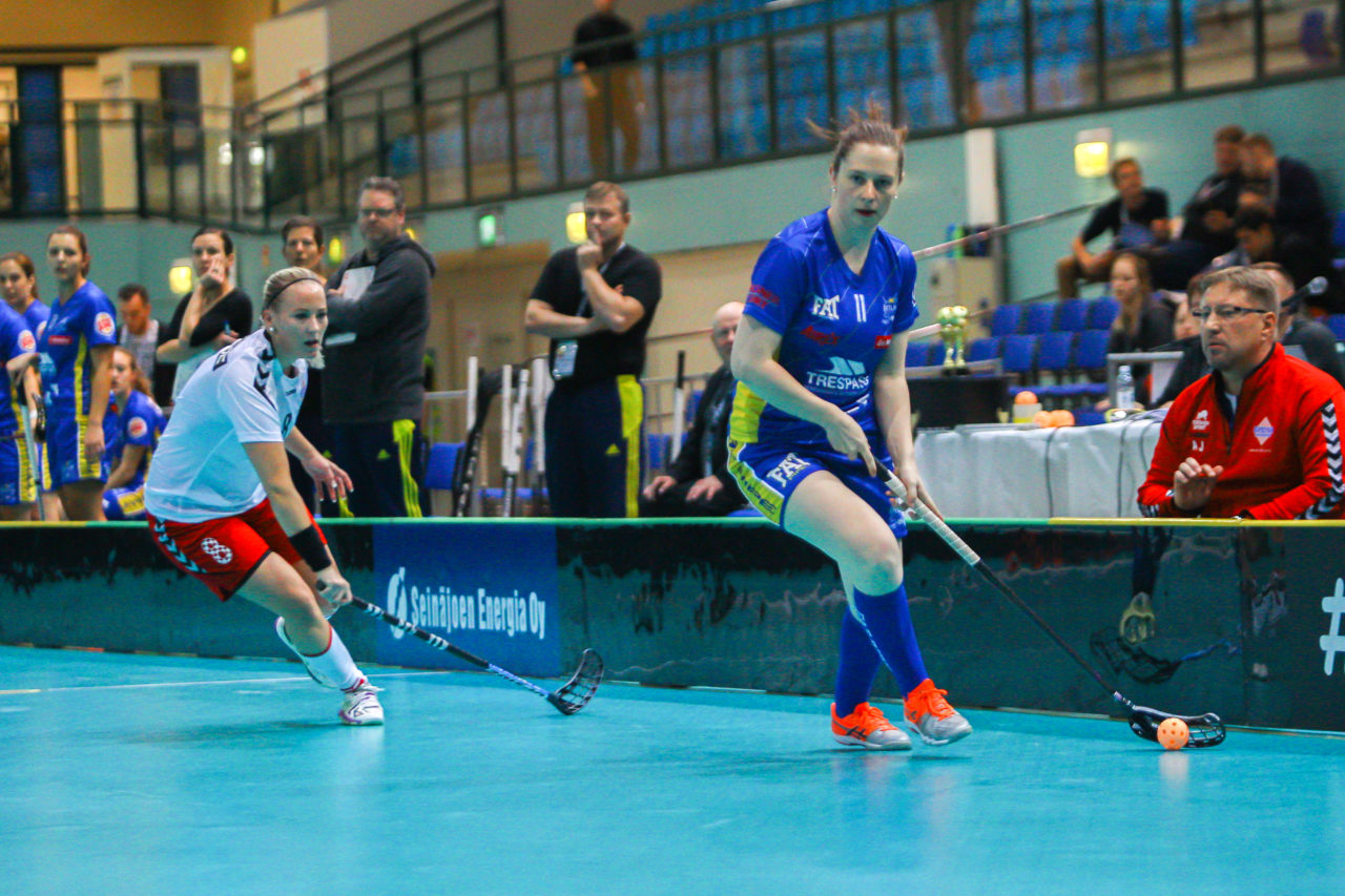 Areena (Seinäjoki), Champions Cup 1/4 Final Damen, UHC Dietlikon - Sveiva IB, Laura Bürgi (Nr. 11, UHC Dietlikon) am Ball

(Claudio Schwarz, unihockey-fotos.ch)

Copyright: Claudio Schwarz, unihockey-fotos.ch – Dieses Bild wurde durch swiss unihockey lizenziert und darf ausschliesslich auf den Online-Kanälen von swiss unihockey verwendet werden. Die redaktionelle oder kommerzielle Nutzung durch Dritte (Medien, Vereine, Unternehmen oder Privatpersonen) per Download von diesem flickr-Account ist ausgeschlossen. Das Bild kann bei Interesse via unihockey-fotos.ch kostenpflichtig lizenziert werden. unihockey-fotos.ch behält sich vor, fehlbaren Medien, Vereinen, Unternehmen oder Privatpersonen Bilder mit einem Zuschlag in Rechnung zu stellen.
