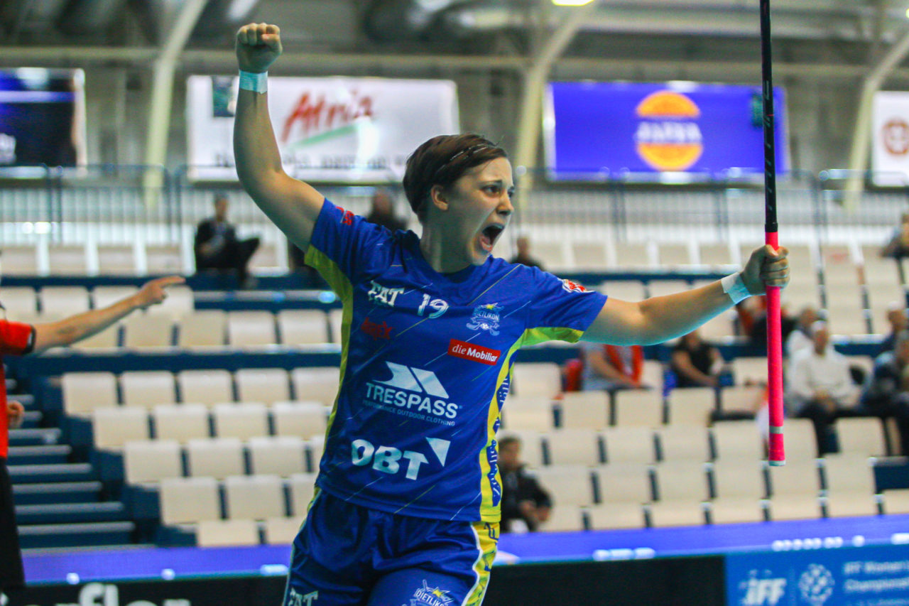 Areena (Seinäjoki), Champions Cup 1/4 Final Damen, UHC Dietlikon - Sveiva IB, Julia Suter (Nr. 19, UHC Dietlikon) nach dem 1:0

(Claudio Schwarz, unihockey-fotos.ch)

Copyright: Claudio Schwarz, unihockey-fotos.ch – Dieses Bild wurde durch swiss unihockey lizenziert und darf ausschliesslich auf den Online-Kanälen von swiss unihockey verwendet werden. Die redaktionelle oder kommerzielle Nutzung durch Dritte (Medien, Vereine, Unternehmen oder Privatpersonen) per Download von diesem flickr-Account ist ausgeschlossen. Das Bild kann bei Interesse via unihockey-fotos.ch kostenpflichtig lizenziert werden. unihockey-fotos.ch behält sich vor, fehlbaren Medien, Vereinen, Unternehmen oder Privatpersonen Bilder mit einem Zuschlag in Rechnung zu stellen.