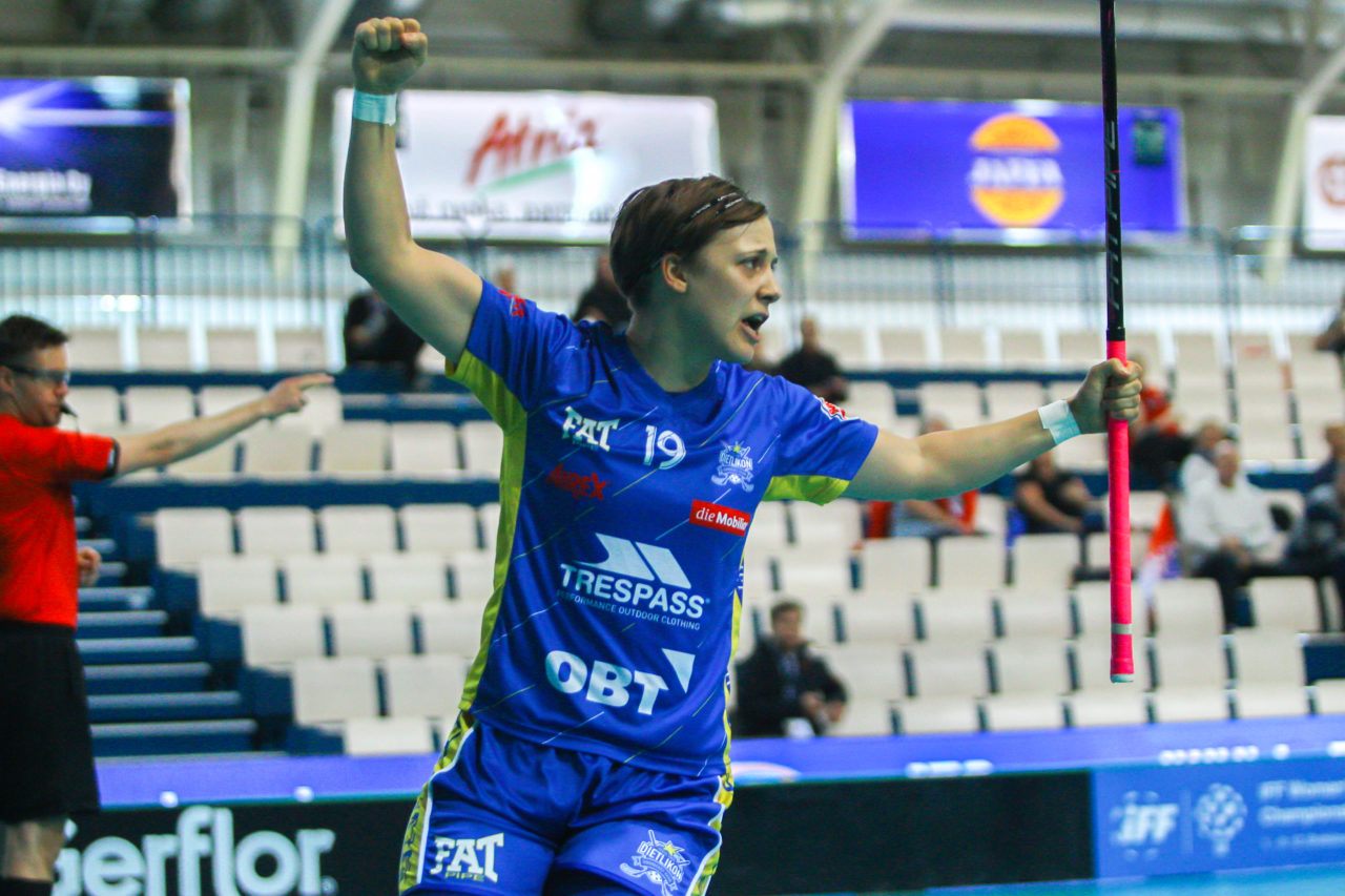 Areena (Seinäjoki), Champions Cup 1/4 Final Damen, UHC Dietlikon - Sveiva IB, Julia Suter (Nr. 19, UHC Dietlikon) nach dem 1:0

(Claudio Schwarz, unihockey-fotos.ch)

Copyright: Claudio Schwarz, unihockey-fotos.ch – Dieses Bild wurde durch swiss unihockey lizenziert und darf ausschliesslich auf den Online-Kanälen von swiss unihockey verwendet werden. Die redaktionelle oder kommerzielle Nutzung durch Dritte (Medien, Vereine, Unternehmen oder Privatpersonen) per Download von diesem flickr-Account ist ausgeschlossen. Das Bild kann bei Interesse via unihockey-fotos.ch kostenpflichtig lizenziert werden. unihockey-fotos.ch behält sich vor, fehlbaren Medien, Vereinen, Unternehmen oder Privatpersonen Bilder mit einem Zuschlag in Rechnung zu stellen.