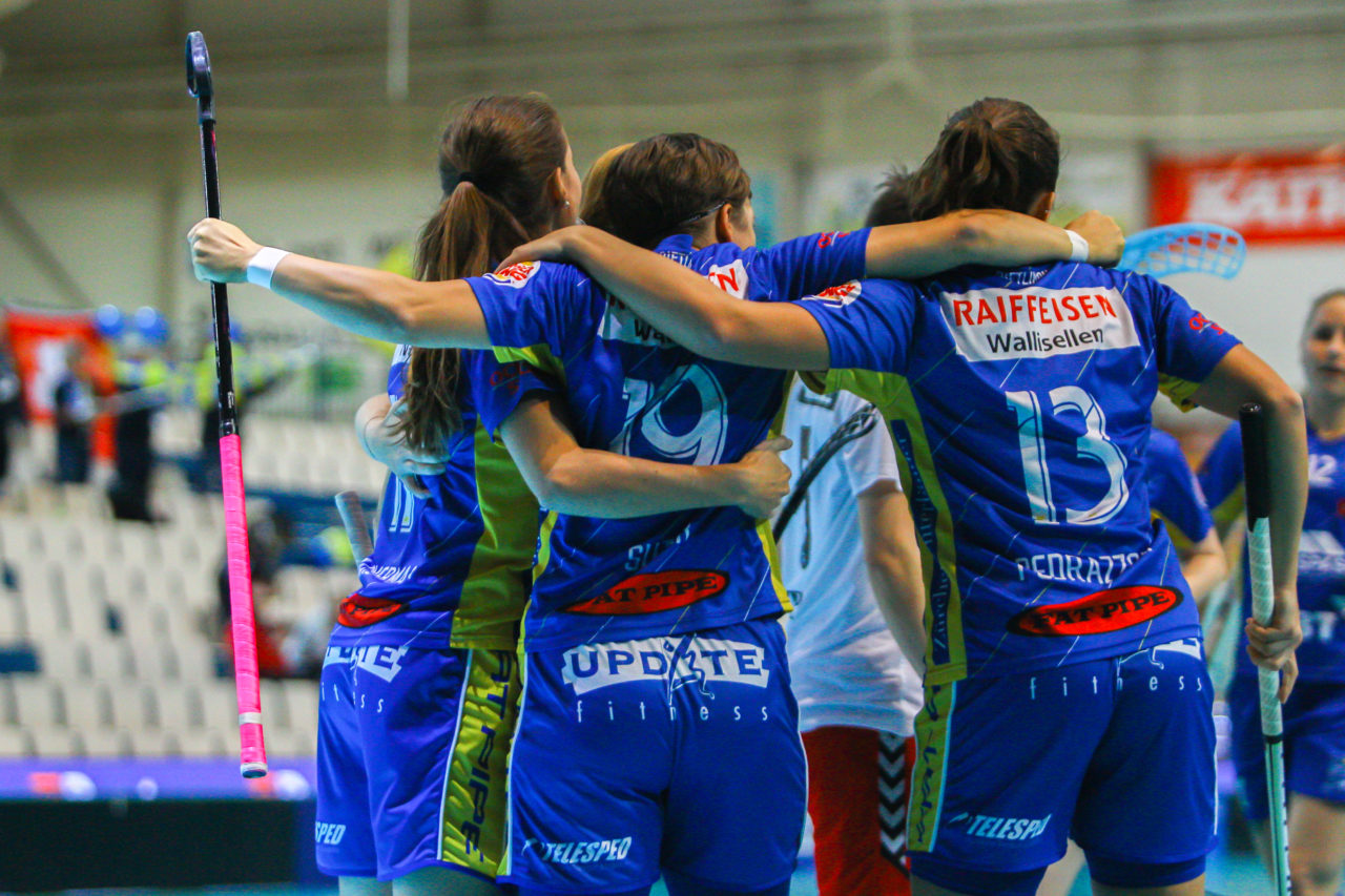 Areena (Seinäjoki), Champions Cup 1/4 Final Damen, UHC Dietlikon - Sveiva IB, Torjubel nach dem 1:0

(Claudio Schwarz, unihockey-fotos.ch)

Copyright: Claudio Schwarz, unihockey-fotos.ch – Dieses Bild wurde durch swiss unihockey lizenziert und darf ausschliesslich auf den Online-Kanälen von swiss unihockey verwendet werden. Die redaktionelle oder kommerzielle Nutzung durch Dritte (Medien, Vereine, Unternehmen oder Privatpersonen) per Download von diesem flickr-Account ist ausgeschlossen. Das Bild kann bei Interesse via unihockey-fotos.ch kostenpflichtig lizenziert werden. unihockey-fotos.ch behält sich vor, fehlbaren Medien, Vereinen, Unternehmen oder Privatpersonen Bilder mit einem Zuschlag in Rechnung zu stellen.