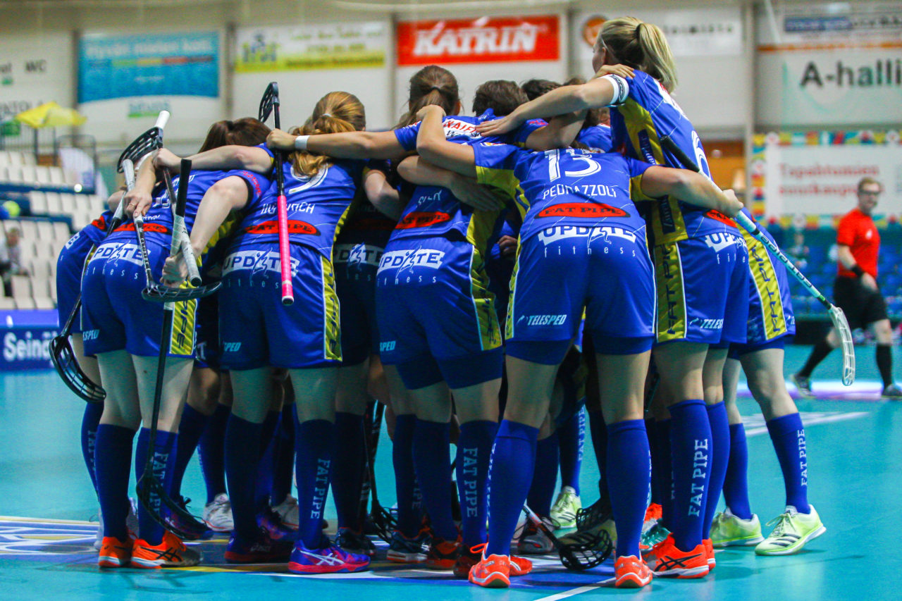 Areena (Seinäjoki), Champions Cup 1/4 Final Damen, UHC Dietlikon - Sveiva IB, Torjubel nach dem 1:0

(Claudio Schwarz, unihockey-fotos.ch)

Copyright: Claudio Schwarz, unihockey-fotos.ch – Dieses Bild wurde durch swiss unihockey lizenziert und darf ausschliesslich auf den Online-Kanälen von swiss unihockey verwendet werden. Die redaktionelle oder kommerzielle Nutzung durch Dritte (Medien, Vereine, Unternehmen oder Privatpersonen) per Download von diesem flickr-Account ist ausgeschlossen. Das Bild kann bei Interesse via unihockey-fotos.ch kostenpflichtig lizenziert werden. unihockey-fotos.ch behält sich vor, fehlbaren Medien, Vereinen, Unternehmen oder Privatpersonen Bilder mit einem Zuschlag in Rechnung zu stellen.