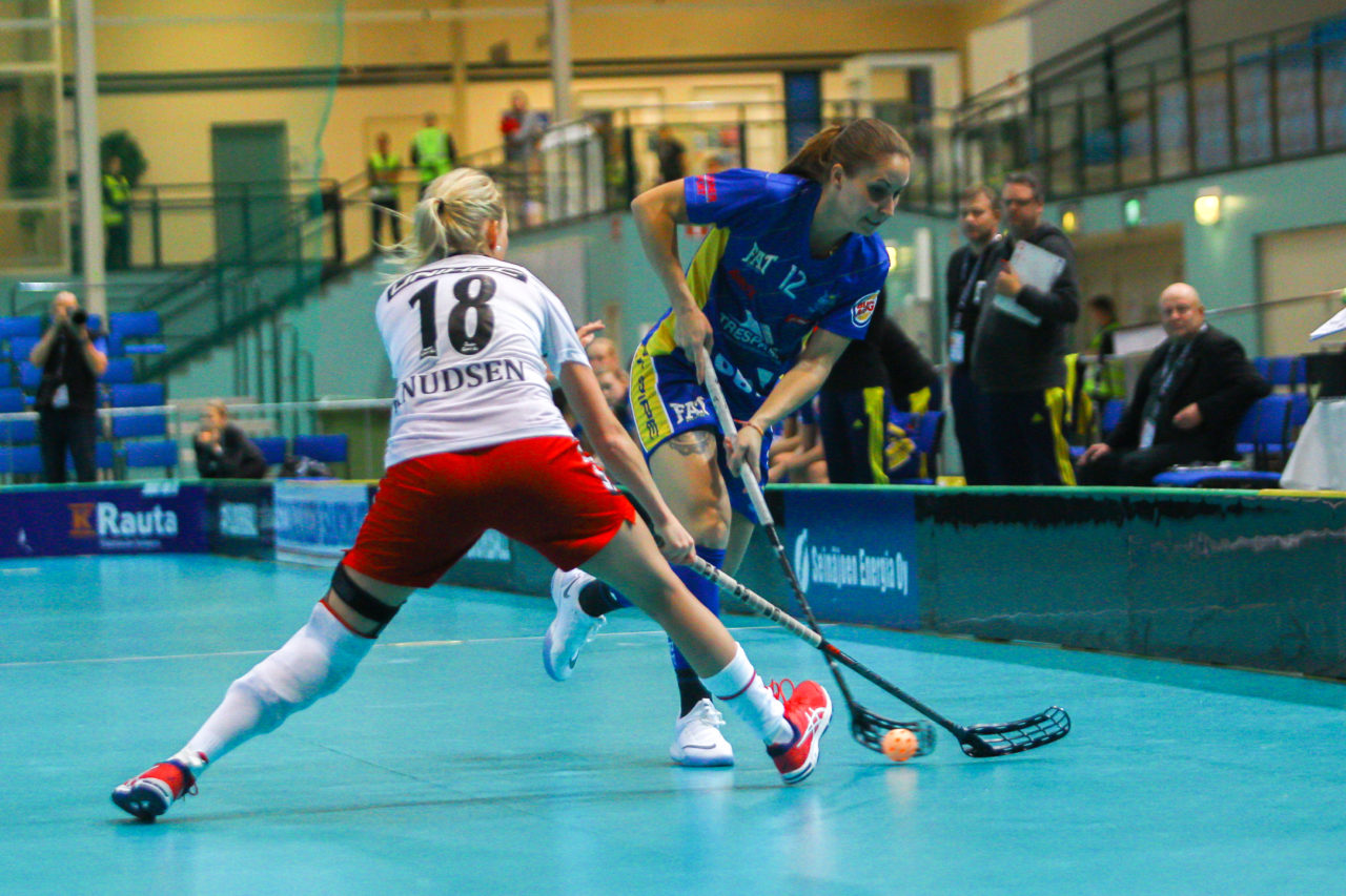Areena (Seinäjoki), Champions Cup 1/4 Final Damen, UHC Dietlikon - Sveiva IB, Tanja Stella (Nr. 12, UHC Dietlikon) mit einem Abschlussversuch

(Claudio Schwarz, unihockey-fotos.ch)

Copyright: Claudio Schwarz, unihockey-fotos.ch – Dieses Bild wurde durch swiss unihockey lizenziert und darf ausschliesslich auf den Online-Kanälen von swiss unihockey verwendet werden. Die redaktionelle oder kommerzielle Nutzung durch Dritte (Medien, Vereine, Unternehmen oder Privatpersonen) per Download von diesem flickr-Account ist ausgeschlossen. Das Bild kann bei Interesse via unihockey-fotos.ch kostenpflichtig lizenziert werden. unihockey-fotos.ch behält sich vor, fehlbaren Medien, Vereinen, Unternehmen oder Privatpersonen Bilder mit einem Zuschlag in Rechnung zu stellen.