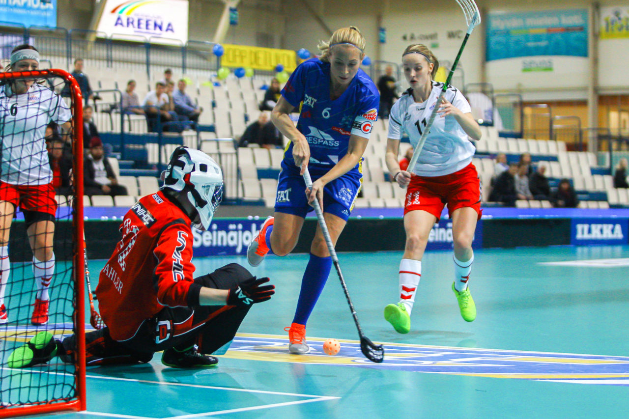 Areena (Seinäjoki), Champions Cup 1/4 Final Damen, UHC Dietlikon - Sveiva IB, Michelle Wiki (Nr. 6, UHC Dietlikon) vergibt vor dem Tor

(Claudio Schwarz, unihockey-fotos.ch)

Copyright: Claudio Schwarz, unihockey-fotos.ch – Dieses Bild wurde durch swiss unihockey lizenziert und darf ausschliesslich auf den Online-Kanälen von swiss unihockey verwendet werden. Die redaktionelle oder kommerzielle Nutzung durch Dritte (Medien, Vereine, Unternehmen oder Privatpersonen) per Download von diesem flickr-Account ist ausgeschlossen. Das Bild kann bei Interesse via unihockey-fotos.ch kostenpflichtig lizenziert werden. unihockey-fotos.ch behält sich vor, fehlbaren Medien, Vereinen, Unternehmen oder Privatpersonen Bilder mit einem Zuschlag in Rechnung zu stellen.