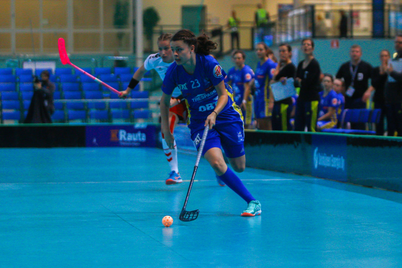 Areena (Seinäjoki), Champions Cup 1/4 Final Damen, UHC Dietlikon - Sveiva IB, Isabelle Gerig (Nr. 23, UHC Dietlikon) am Ball

(Claudio Schwarz, unihockey-fotos.ch)

Copyright: Claudio Schwarz, unihockey-fotos.ch – Dieses Bild wurde durch swiss unihockey lizenziert und darf ausschliesslich auf den Online-Kanälen von swiss unihockey verwendet werden. Die redaktionelle oder kommerzielle Nutzung durch Dritte (Medien, Vereine, Unternehmen oder Privatpersonen) per Download von diesem flickr-Account ist ausgeschlossen. Das Bild kann bei Interesse via unihockey-fotos.ch kostenpflichtig lizenziert werden. unihockey-fotos.ch behält sich vor, fehlbaren Medien, Vereinen, Unternehmen oder Privatpersonen Bilder mit einem Zuschlag in Rechnung zu stellen.