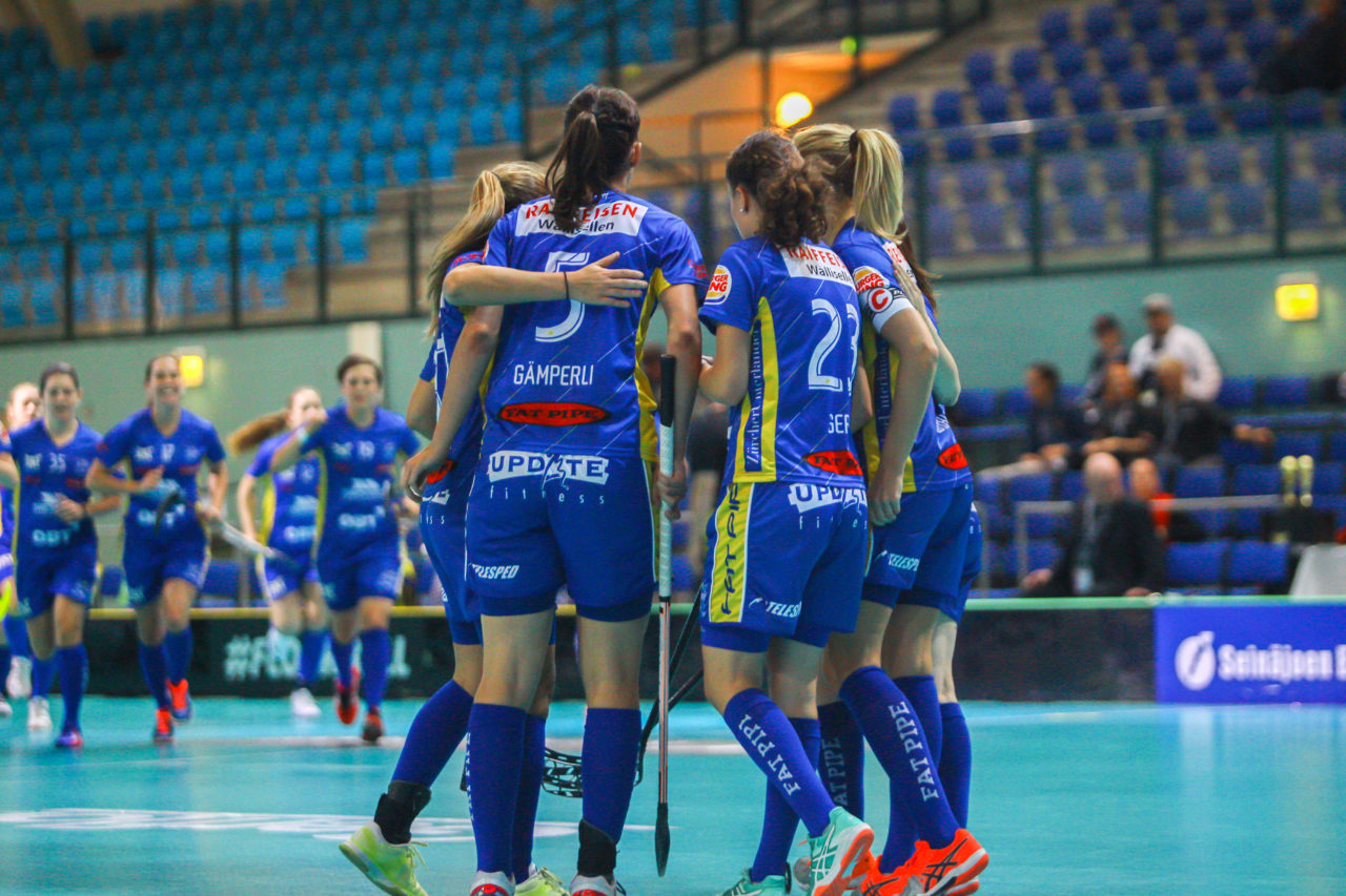 Areena (Seinäjoki), Champions Cup 1/4 Final Damen, UHC Dietlikon - Sveiva IB, Torjubel zum 2:0

(Claudio Schwarz, unihockey-fotos.ch)

Copyright: Claudio Schwarz, unihockey-fotos.ch – Dieses Bild wurde durch swiss unihockey lizenziert und darf ausschliesslich auf den Online-Kanälen von swiss unihockey verwendet werden. Die redaktionelle oder kommerzielle Nutzung durch Dritte (Medien, Vereine, Unternehmen oder Privatpersonen) per Download von diesem flickr-Account ist ausgeschlossen. Das Bild kann bei Interesse via unihockey-fotos.ch kostenpflichtig lizenziert werden. unihockey-fotos.ch behält sich vor, fehlbaren Medien, Vereinen, Unternehmen oder Privatpersonen Bilder mit einem Zuschlag in Rechnung zu stellen.