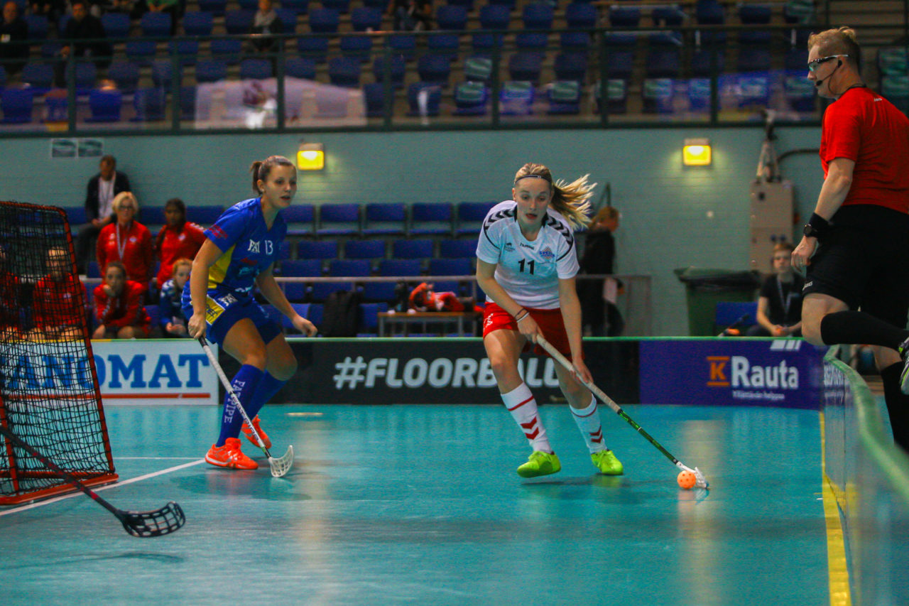 Areena (Seinäjoki), Champions Cup 1/4 Final Damen, UHC Dietlikon - Sveiva IB, Hanne Eriksen (Nr. 11, Sveiva IB) am Ball

(Claudio Schwarz, unihockey-fotos.ch)

Copyright: Claudio Schwarz, unihockey-fotos.ch – Dieses Bild wurde durch swiss unihockey lizenziert und darf ausschliesslich auf den Online-Kanälen von swiss unihockey verwendet werden. Die redaktionelle oder kommerzielle Nutzung durch Dritte (Medien, Vereine, Unternehmen oder Privatpersonen) per Download von diesem flickr-Account ist ausgeschlossen. Das Bild kann bei Interesse via unihockey-fotos.ch kostenpflichtig lizenziert werden. unihockey-fotos.ch behält sich vor, fehlbaren Medien, Vereinen, Unternehmen oder Privatpersonen Bilder mit einem Zuschlag in Rechnung zu stellen.