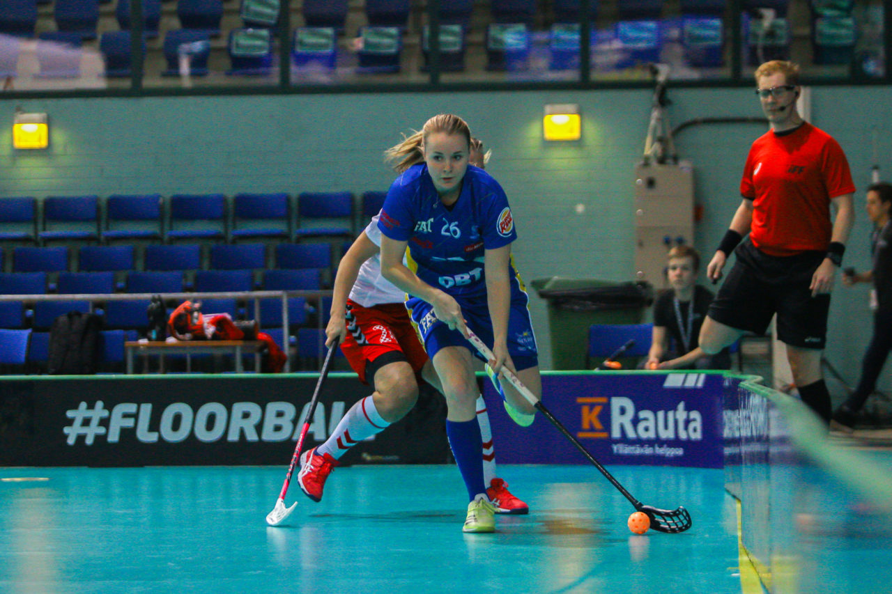 Areena (Seinäjoki), Champions Cup 1/4 Final Damen, UHC Dietlikon - Sveiva IB, Lucie Srotova (Nr. 26, UHC Dietlikon) am Ball

(Claudio Schwarz, unihockey-fotos.ch)

Copyright: Claudio Schwarz, unihockey-fotos.ch – Dieses Bild wurde durch swiss unihockey lizenziert und darf ausschliesslich auf den Online-Kanälen von swiss unihockey verwendet werden. Die redaktionelle oder kommerzielle Nutzung durch Dritte (Medien, Vereine, Unternehmen oder Privatpersonen) per Download von diesem flickr-Account ist ausgeschlossen. Das Bild kann bei Interesse via unihockey-fotos.ch kostenpflichtig lizenziert werden. unihockey-fotos.ch behält sich vor, fehlbaren Medien, Vereinen, Unternehmen oder Privatpersonen Bilder mit einem Zuschlag in Rechnung zu stellen.