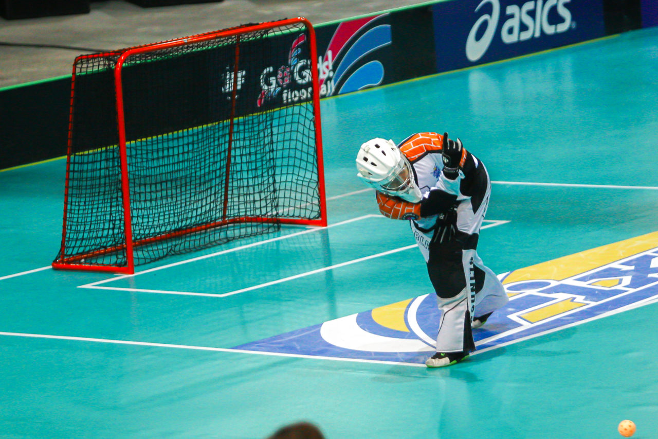 Areena (Seinäjoki), Champions Cup 1/4 Final Damen, UHC Dietlikon - Sveiva IB, Monika Schmid (Nr. 29, UHC Dietlikon) mit einem Auswurf

(Claudio Schwarz, unihockey-fotos.ch)

Copyright: Claudio Schwarz, unihockey-fotos.ch – Dieses Bild wurde durch swiss unihockey lizenziert und darf ausschliesslich auf den Online-Kanälen von swiss unihockey verwendet werden. Die redaktionelle oder kommerzielle Nutzung durch Dritte (Medien, Vereine, Unternehmen oder Privatpersonen) per Download von diesem flickr-Account ist ausgeschlossen. Das Bild kann bei Interesse via unihockey-fotos.ch kostenpflichtig lizenziert werden. unihockey-fotos.ch behält sich vor, fehlbaren Medien, Vereinen, Unternehmen oder Privatpersonen Bilder mit einem Zuschlag in Rechnung zu stellen.