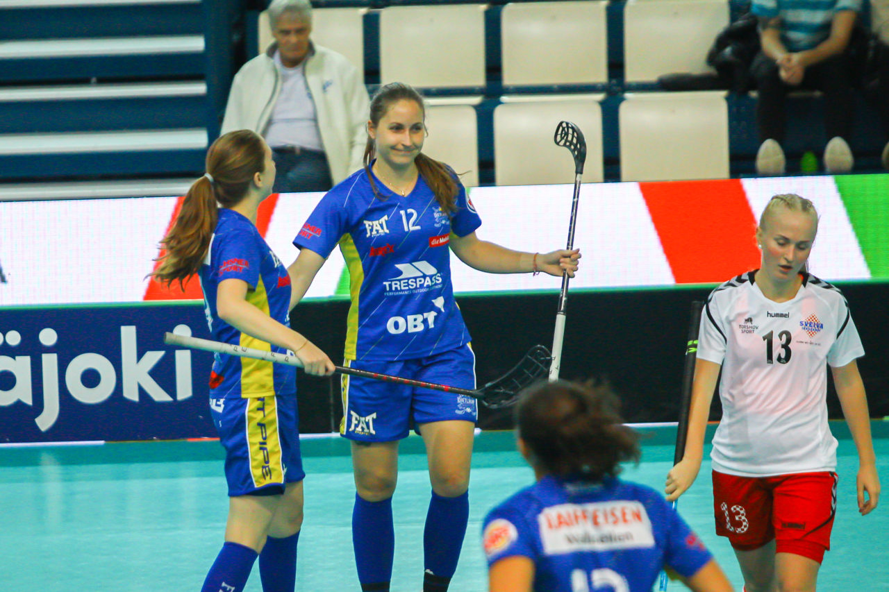 Areena (Seinäjoki), Champions Cup 1/4 Final Damen, UHC Dietlikon - Sveiva IB, Tanja Stella (Nr. 12, UHC Dietlikon) bejubelt das 3:0

(Claudio Schwarz, unihockey-fotos.ch)

Copyright: Claudio Schwarz, unihockey-fotos.ch – Dieses Bild wurde durch swiss unihockey lizenziert und darf ausschliesslich auf den Online-Kanälen von swiss unihockey verwendet werden. Die redaktionelle oder kommerzielle Nutzung durch Dritte (Medien, Vereine, Unternehmen oder Privatpersonen) per Download von diesem flickr-Account ist ausgeschlossen. Das Bild kann bei Interesse via unihockey-fotos.ch kostenpflichtig lizenziert werden. unihockey-fotos.ch behält sich vor, fehlbaren Medien, Vereinen, Unternehmen oder Privatpersonen Bilder mit einem Zuschlag in Rechnung zu stellen.