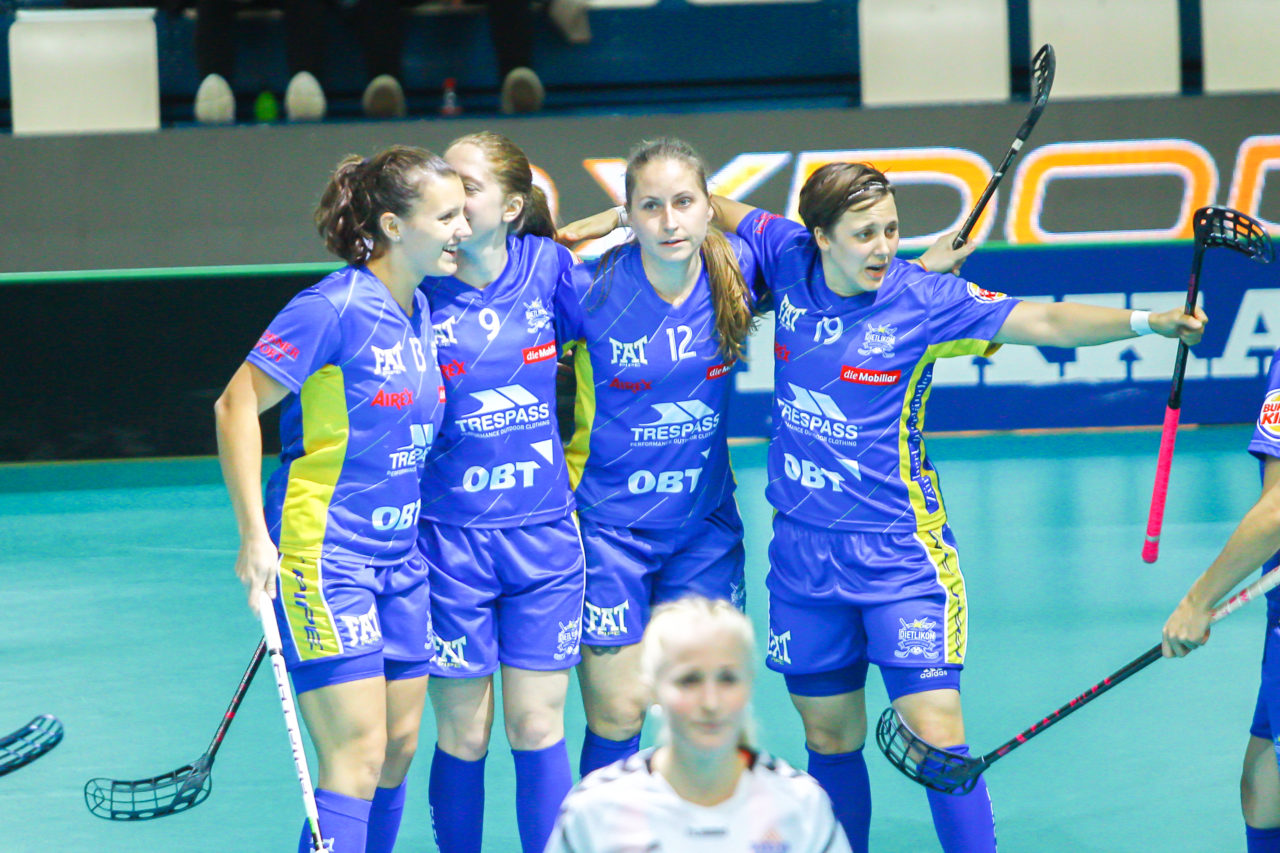 Areena (Seinäjoki), Champions Cup 1/4 Final Damen, UHC Dietlikon - Sveiva IB, Jubel nach dem 3:0

(Claudio Schwarz, unihockey-fotos.ch)

Copyright: Claudio Schwarz, unihockey-fotos.ch – Dieses Bild wurde durch swiss unihockey lizenziert und darf ausschliesslich auf den Online-Kanälen von swiss unihockey verwendet werden. Die redaktionelle oder kommerzielle Nutzung durch Dritte (Medien, Vereine, Unternehmen oder Privatpersonen) per Download von diesem flickr-Account ist ausgeschlossen. Das Bild kann bei Interesse via unihockey-fotos.ch kostenpflichtig lizenziert werden. unihockey-fotos.ch behält sich vor, fehlbaren Medien, Vereinen, Unternehmen oder Privatpersonen Bilder mit einem Zuschlag in Rechnung zu stellen.