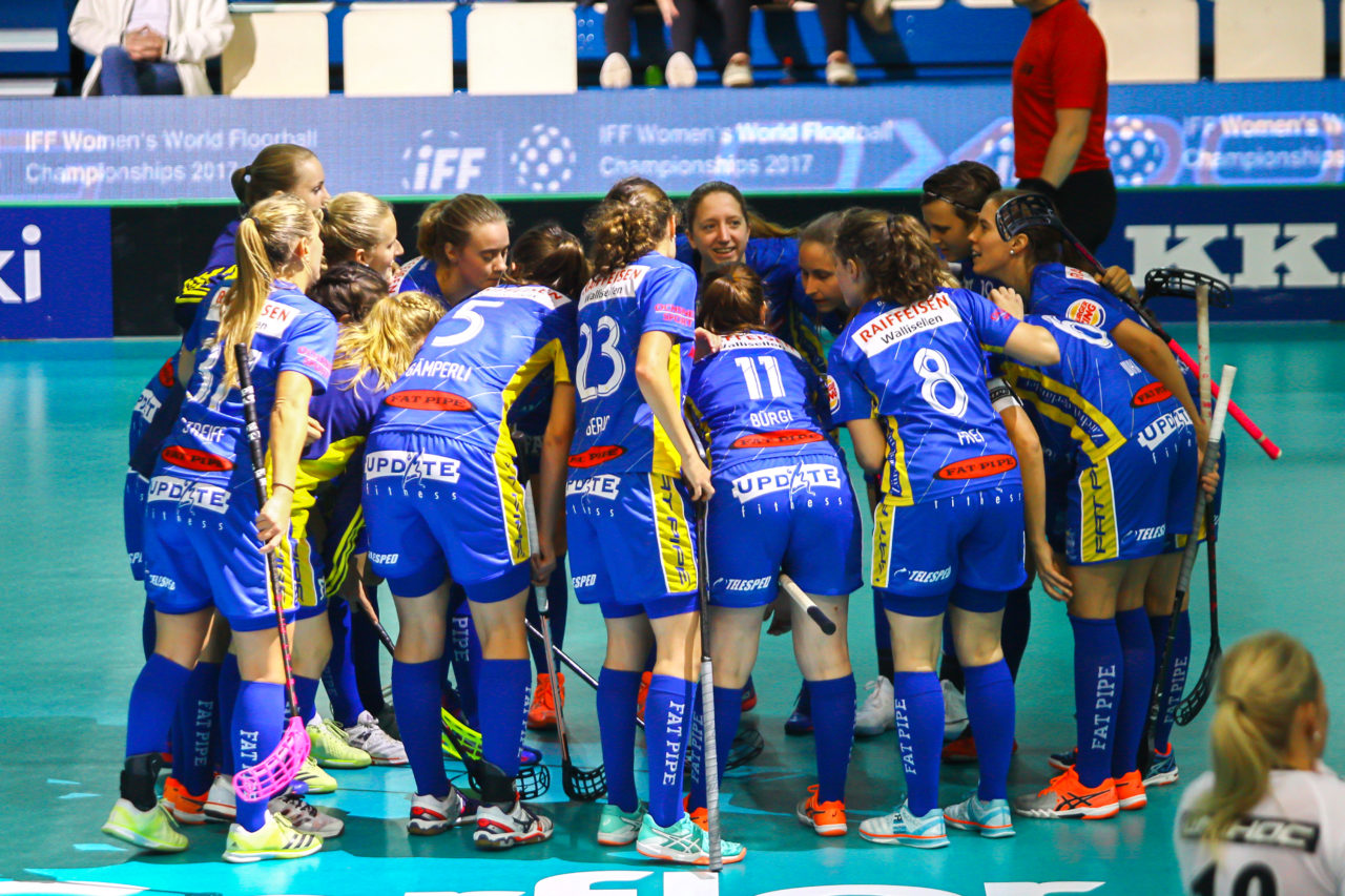 Areena (Seinäjoki), Champions Cup 1/4 Final Damen, UHC Dietlikon - Sveiva IB, Jubel nach dem 3:0

(Claudio Schwarz, unihockey-fotos.ch)

Copyright: Claudio Schwarz, unihockey-fotos.ch – Dieses Bild wurde durch swiss unihockey lizenziert und darf ausschliesslich auf den Online-Kanälen von swiss unihockey verwendet werden. Die redaktionelle oder kommerzielle Nutzung durch Dritte (Medien, Vereine, Unternehmen oder Privatpersonen) per Download von diesem flickr-Account ist ausgeschlossen. Das Bild kann bei Interesse via unihockey-fotos.ch kostenpflichtig lizenziert werden. unihockey-fotos.ch behält sich vor, fehlbaren Medien, Vereinen, Unternehmen oder Privatpersonen Bilder mit einem Zuschlag in Rechnung zu stellen.