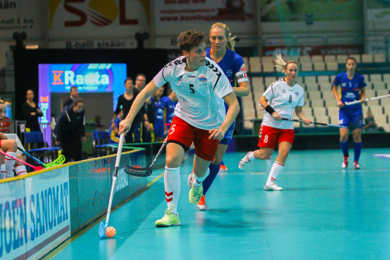 Areena (Seinäjoki), Champions Cup 1/4 Final Damen, UHC Dietlikon - Sveiva IB, Kristine Torp (Nr. 5, Sveiva IB) vor Michelle Wiki (Nr. 6, UHC Dietlikon) am Ball

(Claudio Schwarz, unihockey-fotos.ch)

Copyright: Claudio Schwarz, unihockey-fotos.ch – Dieses Bild wurde durch swiss unihockey lizenziert und darf ausschliesslich auf den Online-Kanälen von swiss unihockey verwendet werden. Die redaktionelle oder kommerzielle Nutzung durch Dritte (Medien, Vereine, Unternehmen oder Privatpersonen) per Download von diesem flickr-Account ist ausgeschlossen. Das Bild kann bei Interesse via unihockey-fotos.ch kostenpflichtig lizenziert werden. unihockey-fotos.ch behält sich vor, fehlbaren Medien, Vereinen, Unternehmen oder Privatpersonen Bilder mit einem Zuschlag in Rechnung zu stellen.