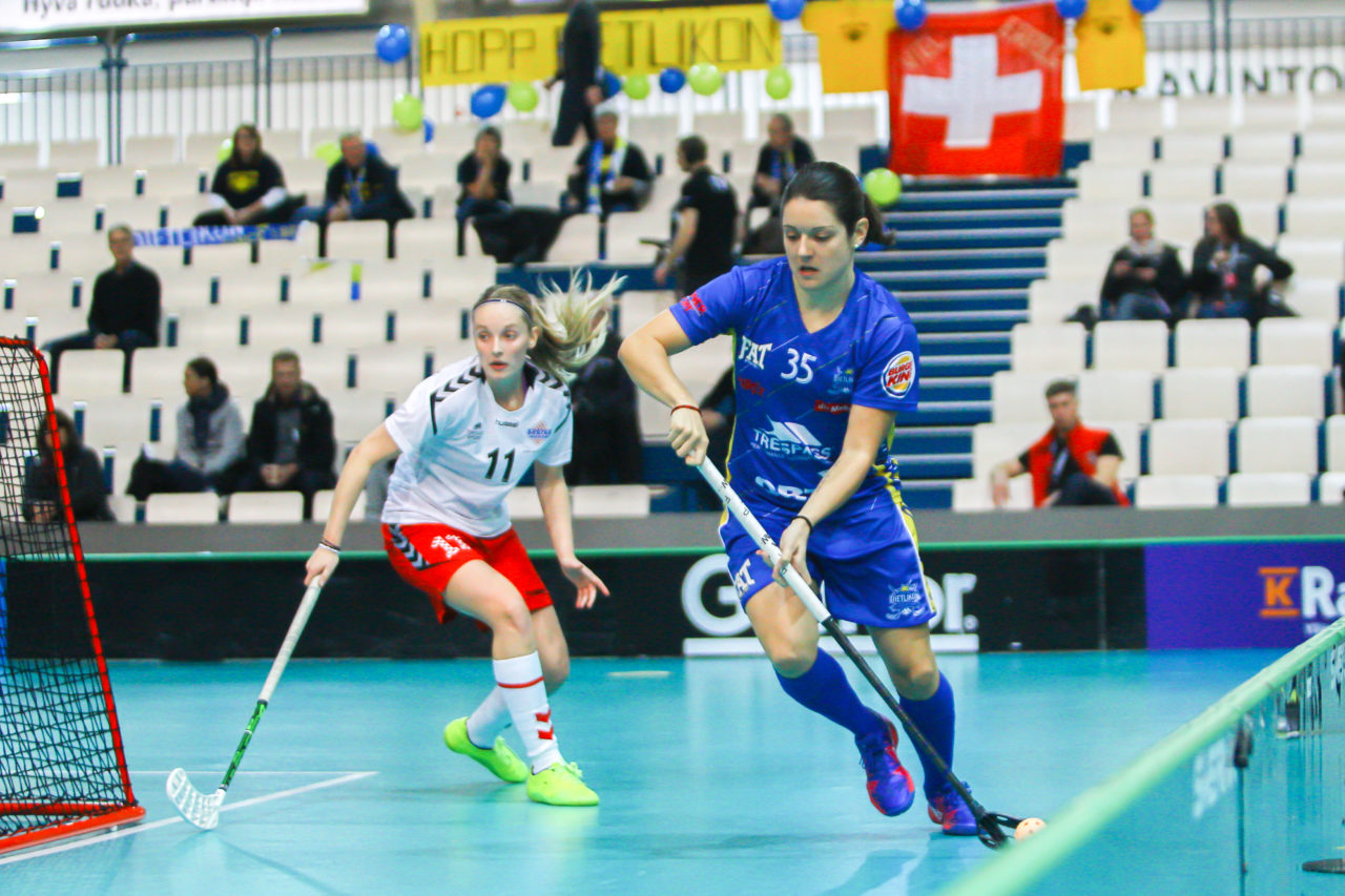 Areena (Seinäjoki), Champions Cup 1/4 Final Damen, UHC Dietlikon - Sveiva IB, Christelle Wohlhauser (Nr. 35, UHC Dietlikon) am Ball

(Claudio Schwarz, unihockey-fotos.ch)

Copyright: Claudio Schwarz, unihockey-fotos.ch – Dieses Bild wurde durch swiss unihockey lizenziert und darf ausschliesslich auf den Online-Kanälen von swiss unihockey verwendet werden. Die redaktionelle oder kommerzielle Nutzung durch Dritte (Medien, Vereine, Unternehmen oder Privatpersonen) per Download von diesem flickr-Account ist ausgeschlossen. Das Bild kann bei Interesse via unihockey-fotos.ch kostenpflichtig lizenziert werden. unihockey-fotos.ch behält sich vor, fehlbaren Medien, Vereinen, Unternehmen oder Privatpersonen Bilder mit einem Zuschlag in Rechnung zu stellen.