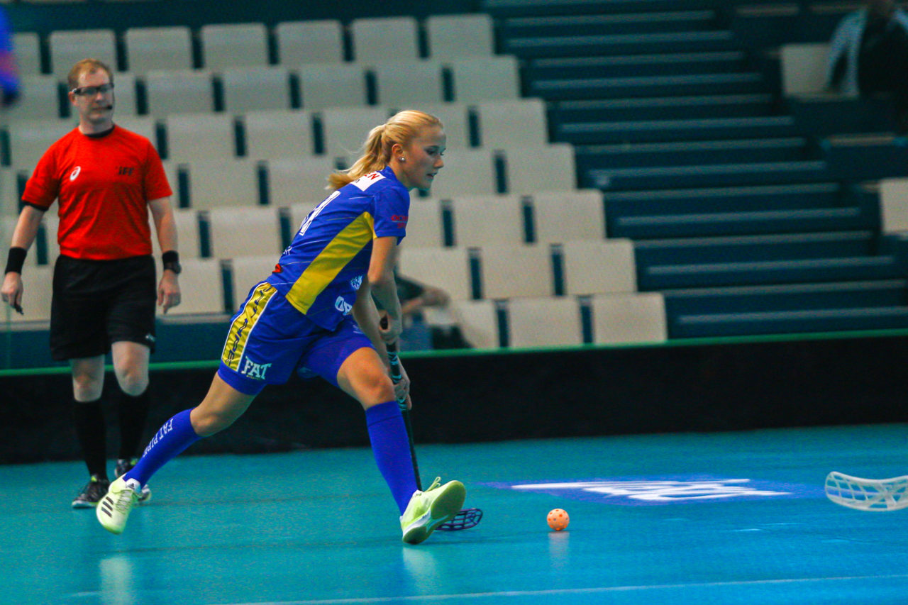 Areena (Seinäjoki), Champions Cup 1/4 Final Damen, UHC Dietlikon - Sveiva IB, Sereina Zwissler (Nr. 51, UHC Dietlikon) spielt einen Pass

(Claudio Schwarz, unihockey-fotos.ch)

Copyright: Claudio Schwarz, unihockey-fotos.ch – Dieses Bild wurde durch swiss unihockey lizenziert und darf ausschliesslich auf den Online-Kanälen von swiss unihockey verwendet werden. Die redaktionelle oder kommerzielle Nutzung durch Dritte (Medien, Vereine, Unternehmen oder Privatpersonen) per Download von diesem flickr-Account ist ausgeschlossen. Das Bild kann bei Interesse via unihockey-fotos.ch kostenpflichtig lizenziert werden. unihockey-fotos.ch behält sich vor, fehlbaren Medien, Vereinen, Unternehmen oder Privatpersonen Bilder mit einem Zuschlag in Rechnung zu stellen.