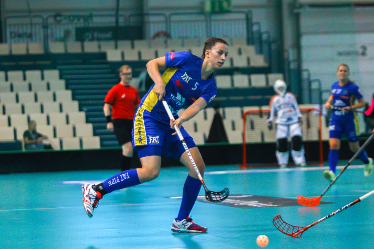 Areena (Seinäjoki), Champions Cup 1/4 Final Damen, UHC Dietlikon - Sveiva IB, Andrea Gämperli (Nr. 5, UHC Dietlikon) spielt einen Pass

(Claudio Schwarz, unihockey-fotos.ch)

Copyright: Claudio Schwarz, unihockey-fotos.ch – Dieses Bild wurde durch swiss unihockey lizenziert und darf ausschliesslich auf den Online-Kanälen von swiss unihockey verwendet werden. Die redaktionelle oder kommerzielle Nutzung durch Dritte (Medien, Vereine, Unternehmen oder Privatpersonen) per Download von diesem flickr-Account ist ausgeschlossen. Das Bild kann bei Interesse via unihockey-fotos.ch kostenpflichtig lizenziert werden. unihockey-fotos.ch behält sich vor, fehlbaren Medien, Vereinen, Unternehmen oder Privatpersonen Bilder mit einem Zuschlag in Rechnung zu stellen.