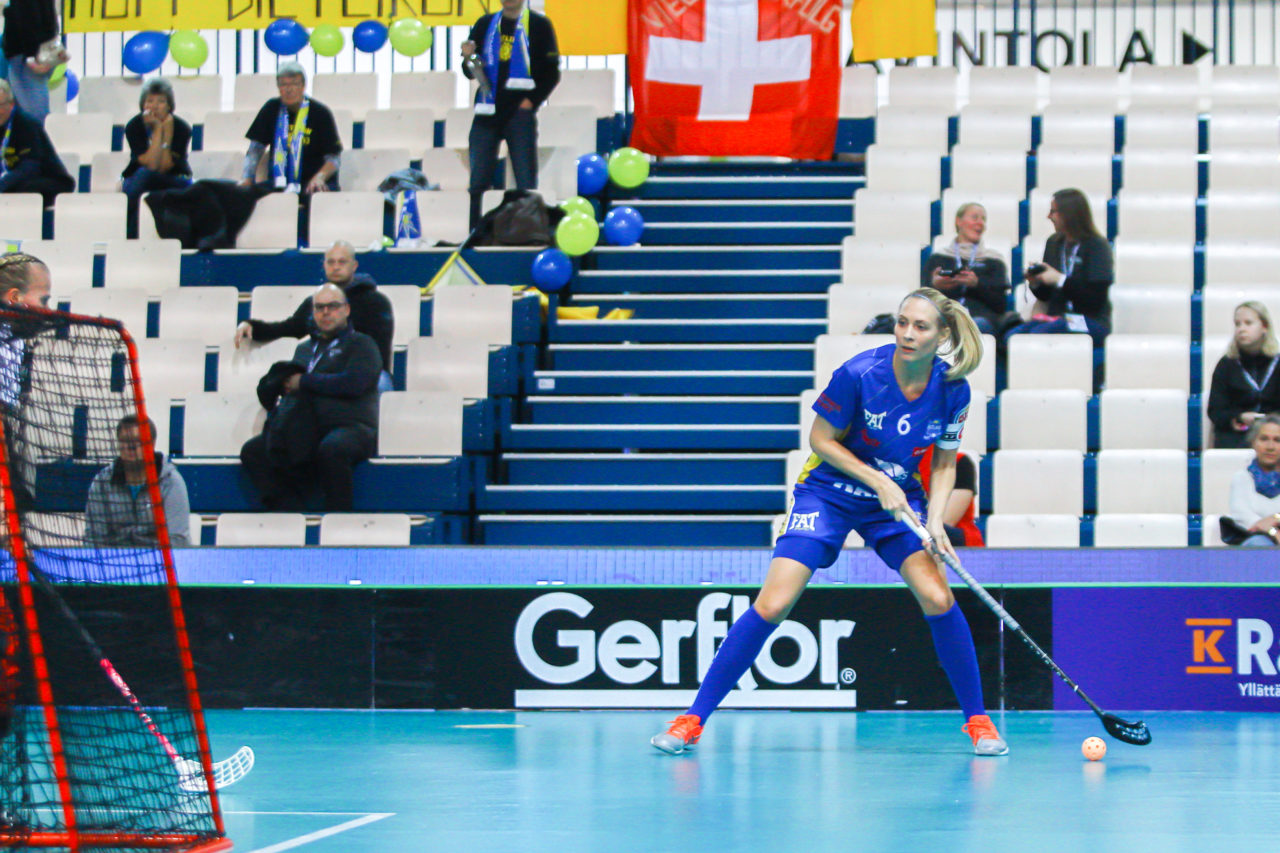 Areena (Seinäjoki), Champions Cup 1/4 Final Damen, UHC Dietlikon - Sveiva IB, Michelle Wiki (Nr. 6, UHC Dietlikon) am Ball

(Claudio Schwarz, unihockey-fotos.ch)

Copyright: Claudio Schwarz, unihockey-fotos.ch – Dieses Bild wurde durch swiss unihockey lizenziert und darf ausschliesslich auf den Online-Kanälen von swiss unihockey verwendet werden. Die redaktionelle oder kommerzielle Nutzung durch Dritte (Medien, Vereine, Unternehmen oder Privatpersonen) per Download von diesem flickr-Account ist ausgeschlossen. Das Bild kann bei Interesse via unihockey-fotos.ch kostenpflichtig lizenziert werden. unihockey-fotos.ch behält sich vor, fehlbaren Medien, Vereinen, Unternehmen oder Privatpersonen Bilder mit einem Zuschlag in Rechnung zu stellen.