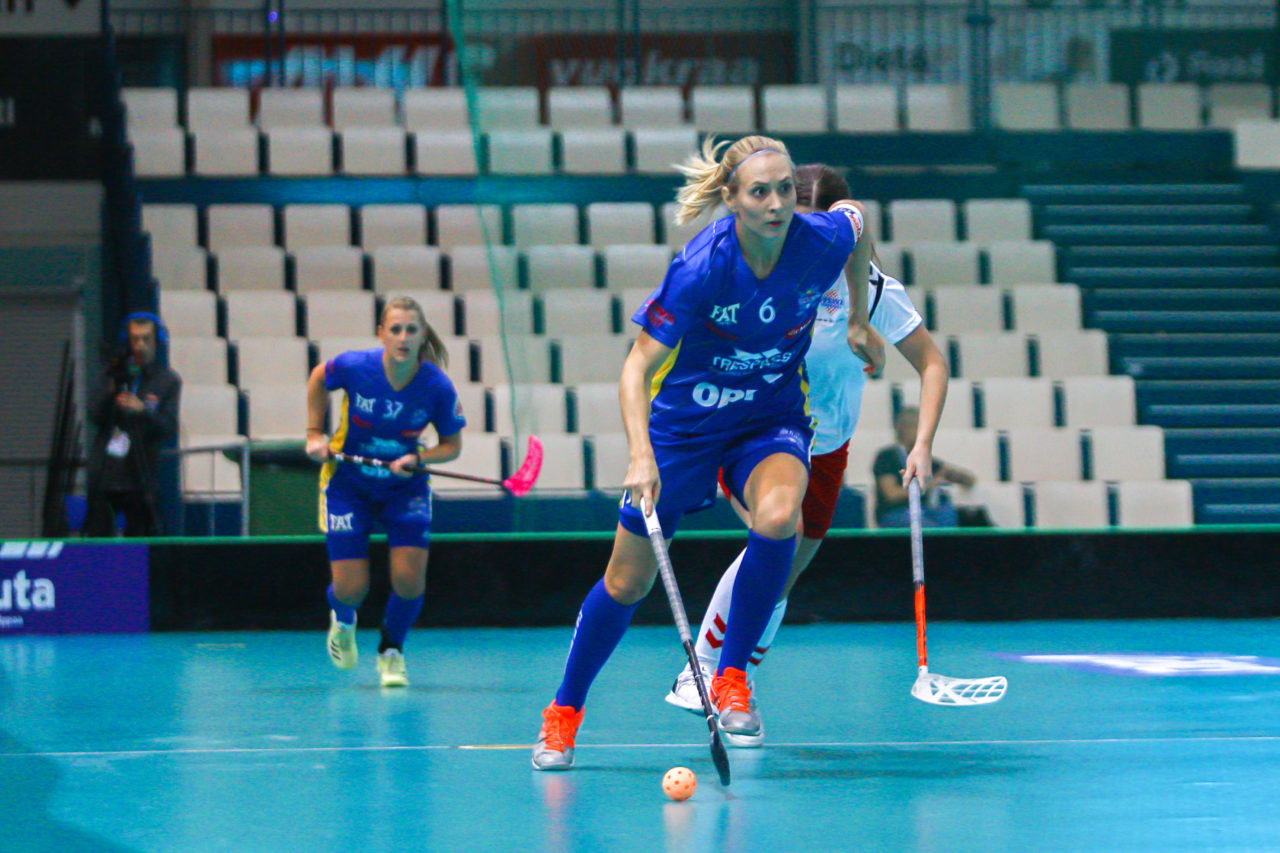Areena (Seinäjoki), Champions Cup 1/4 Final Damen, UHC Dietlikon - Sveiva IB, Michelle Wiki (Nr. 6, UHC Dietlikon) am Ball

(Claudio Schwarz, unihockey-fotos.ch)

Copyright: Claudio Schwarz, unihockey-fotos.ch – Dieses Bild wurde durch swiss unihockey lizenziert und darf ausschliesslich auf den Online-Kanälen von swiss unihockey verwendet werden. Die redaktionelle oder kommerzielle Nutzung durch Dritte (Medien, Vereine, Unternehmen oder Privatpersonen) per Download von diesem flickr-Account ist ausgeschlossen. Das Bild kann bei Interesse via unihockey-fotos.ch kostenpflichtig lizenziert werden. unihockey-fotos.ch behält sich vor, fehlbaren Medien, Vereinen, Unternehmen oder Privatpersonen Bilder mit einem Zuschlag in Rechnung zu stellen.