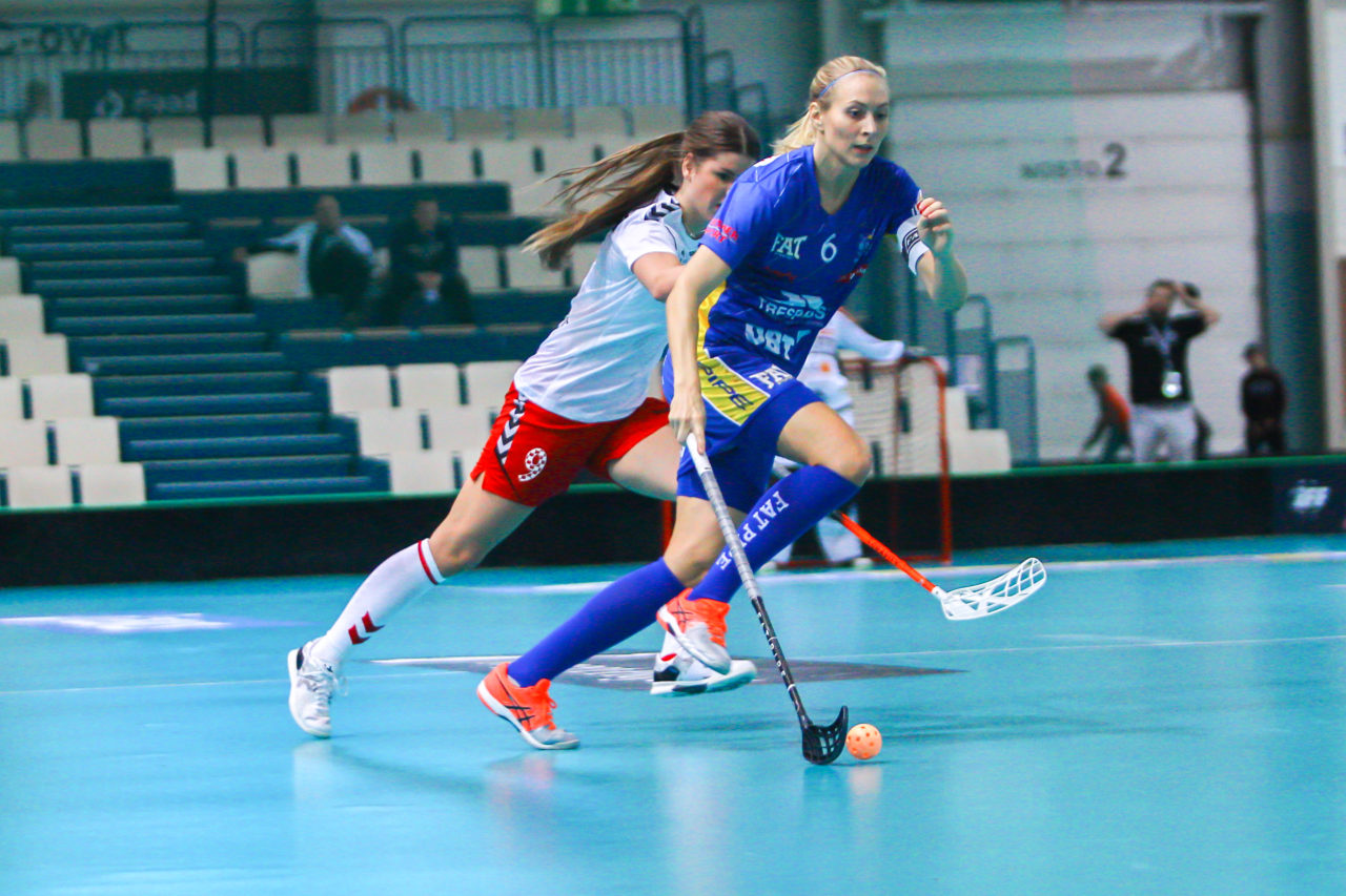 Areena (Seinäjoki), Champions Cup 1/4 Final Damen, UHC Dietlikon - Sveiva IB, Michelle Wiki (Nr. 6, UHC Dietlikon) am Ball

(Claudio Schwarz, unihockey-fotos.ch)

Copyright: Claudio Schwarz, unihockey-fotos.ch – Dieses Bild wurde durch swiss unihockey lizenziert und darf ausschliesslich auf den Online-Kanälen von swiss unihockey verwendet werden. Die redaktionelle oder kommerzielle Nutzung durch Dritte (Medien, Vereine, Unternehmen oder Privatpersonen) per Download von diesem flickr-Account ist ausgeschlossen. Das Bild kann bei Interesse via unihockey-fotos.ch kostenpflichtig lizenziert werden. unihockey-fotos.ch behält sich vor, fehlbaren Medien, Vereinen, Unternehmen oder Privatpersonen Bilder mit einem Zuschlag in Rechnung zu stellen.