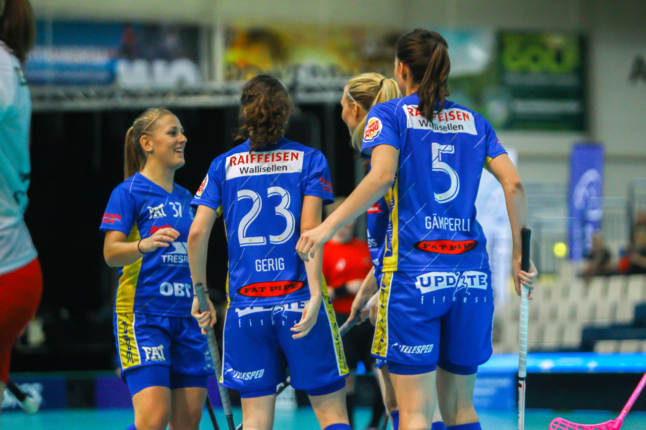 Areena (Seinäjoki), Champions Cup 1/4 Final Damen, UHC Dietlikon - Sveiva IB, Torjubel nach dem 4:0

(Claudio Schwarz, unihockey-fotos.ch)

Copyright: Claudio Schwarz, unihockey-fotos.ch – Dieses Bild wurde durch swiss unihockey lizenziert und darf ausschliesslich auf den Online-Kanälen von swiss unihockey verwendet werden. Die redaktionelle oder kommerzielle Nutzung durch Dritte (Medien, Vereine, Unternehmen oder Privatpersonen) per Download von diesem flickr-Account ist ausgeschlossen. Das Bild kann bei Interesse via unihockey-fotos.ch kostenpflichtig lizenziert werden. unihockey-fotos.ch behält sich vor, fehlbaren Medien, Vereinen, Unternehmen oder Privatpersonen Bilder mit einem Zuschlag in Rechnung zu stellen.