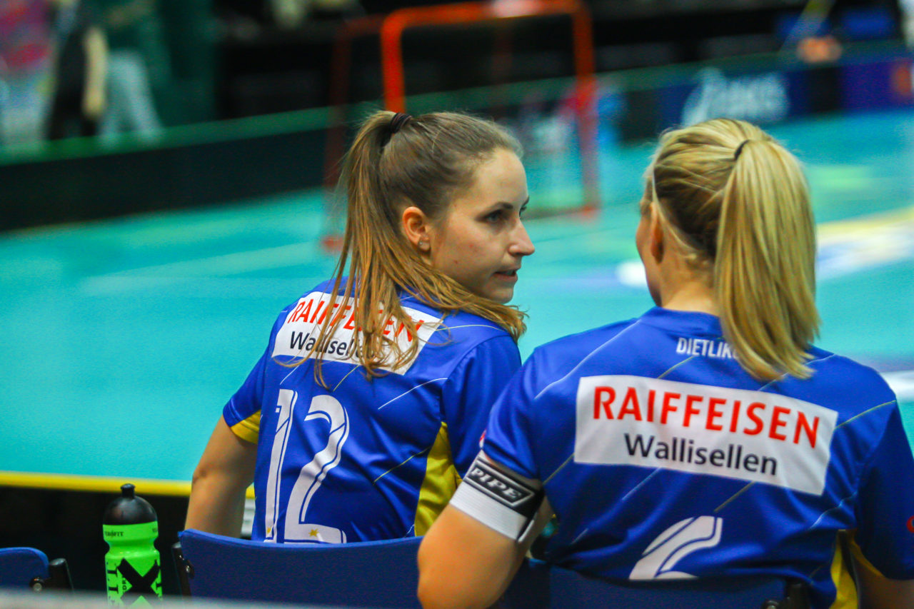 Areena (Seinäjoki), Champions Cup 1/4 Final Damen, UHC Dietlikon - Sveiva IB, Tanja Stella (Nr. 12, UHC Dietlikon) im Gespräch mit Michelle Wiki (Nr. 6, UHC Dietlikon)

(Claudio Schwarz, unihockey-fotos.ch)

Copyright: Claudio Schwarz, unihockey-fotos.ch – Dieses Bild wurde durch swiss unihockey lizenziert und darf ausschliesslich auf den Online-Kanälen von swiss unihockey verwendet werden. Die redaktionelle oder kommerzielle Nutzung durch Dritte (Medien, Vereine, Unternehmen oder Privatpersonen) per Download von diesem flickr-Account ist ausgeschlossen. Das Bild kann bei Interesse via unihockey-fotos.ch kostenpflichtig lizenziert werden. unihockey-fotos.ch behält sich vor, fehlbaren Medien, Vereinen, Unternehmen oder Privatpersonen Bilder mit einem Zuschlag in Rechnung zu stellen.