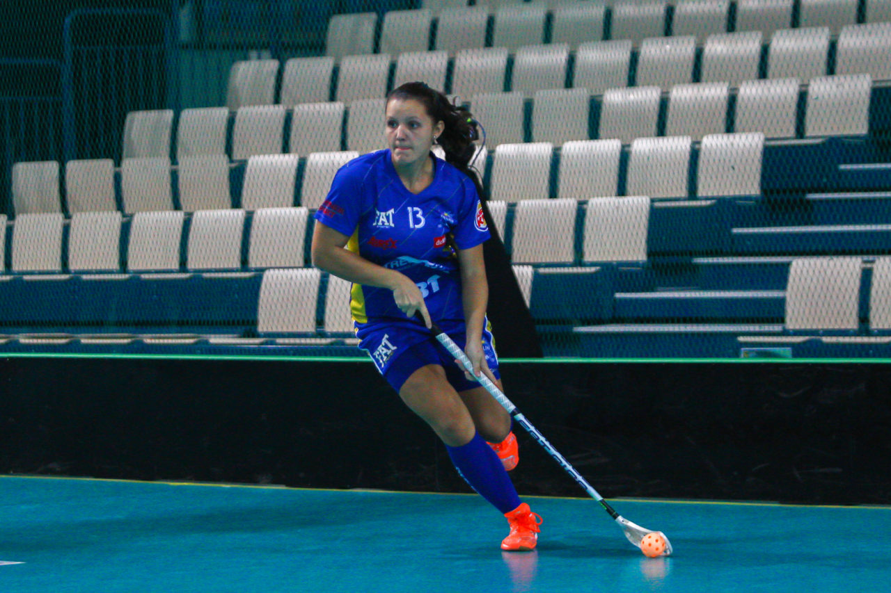 Areena (Seinäjoki), Champions Cup 1/4 Final Damen, UHC Dietlikon - Sveiva IB, Linda Pedrazzoli (Nr. 13, UHC Dietlikon) am Ball

(Claudio Schwarz, unihockey-fotos.ch)

Copyright: Claudio Schwarz, unihockey-fotos.ch – Dieses Bild wurde durch swiss unihockey lizenziert und darf ausschliesslich auf den Online-Kanälen von swiss unihockey verwendet werden. Die redaktionelle oder kommerzielle Nutzung durch Dritte (Medien, Vereine, Unternehmen oder Privatpersonen) per Download von diesem flickr-Account ist ausgeschlossen. Das Bild kann bei Interesse via unihockey-fotos.ch kostenpflichtig lizenziert werden. unihockey-fotos.ch behält sich vor, fehlbaren Medien, Vereinen, Unternehmen oder Privatpersonen Bilder mit einem Zuschlag in Rechnung zu stellen.