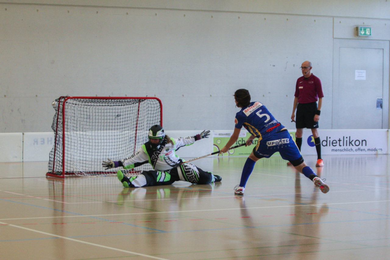 Hüenerweid (Dietlikon), 01.10.2017, Unihockey Damen NLA 4. Runde, UHC Dietlikon - Unihockey Berner Oberland, Andrea Gämperli (Nr. 5, UHC Dietlikon) trifft zum 3:1 per Penalty

(Claudio Schwarz, unihockey-fotos.ch)

Copyright: Claudio Schwarz, unihockey-fotos.ch – Dieses Bild wurde durch swiss unihockey lizenziert und darf ausschliesslich auf den Online-Kanälen von swiss unihockey verwendet werden. Die redaktionelle oder kommerzielle Nutzung durch Dritte (Medien, Vereine, Unternehmen oder Privatpersonen) per Download von diesem flickr-Account ist ausgeschlossen. Das Bild kann bei Interesse via unihockey-fotos.ch kostenpflichtig lizenziert werden. unihockey-fotos.ch behält sich vor, fehlbaren Medien, Vereinen, Unternehmen oder Privatpersonen Bilder mit einem Zuschlag in Rechnung zu stellen.