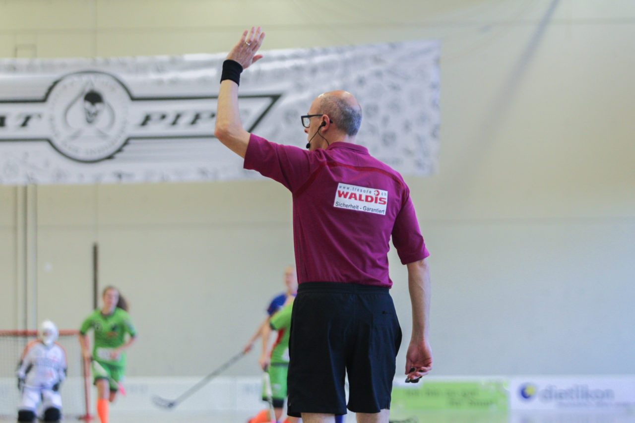 Hüenerweid (Dietlikon), 01.10.2017, Unihockey Damen NLA 4. Runde, UHC Dietlikon - Unihockey Berner Oberland, Schiedsrichter zeigt eine Strafe an

(Claudio Schwarz, unihockey-fotos.ch)

Copyright: Claudio Schwarz, unihockey-fotos.ch – Dieses Bild wurde durch swiss unihockey lizenziert und darf ausschliesslich auf den Online-Kanälen von swiss unihockey verwendet werden. Die redaktionelle oder kommerzielle Nutzung durch Dritte (Medien, Vereine, Unternehmen oder Privatpersonen) per Download von diesem flickr-Account ist ausgeschlossen. Das Bild kann bei Interesse via unihockey-fotos.ch kostenpflichtig lizenziert werden. unihockey-fotos.ch behält sich vor, fehlbaren Medien, Vereinen, Unternehmen oder Privatpersonen Bilder mit einem Zuschlag in Rechnung zu stellen.