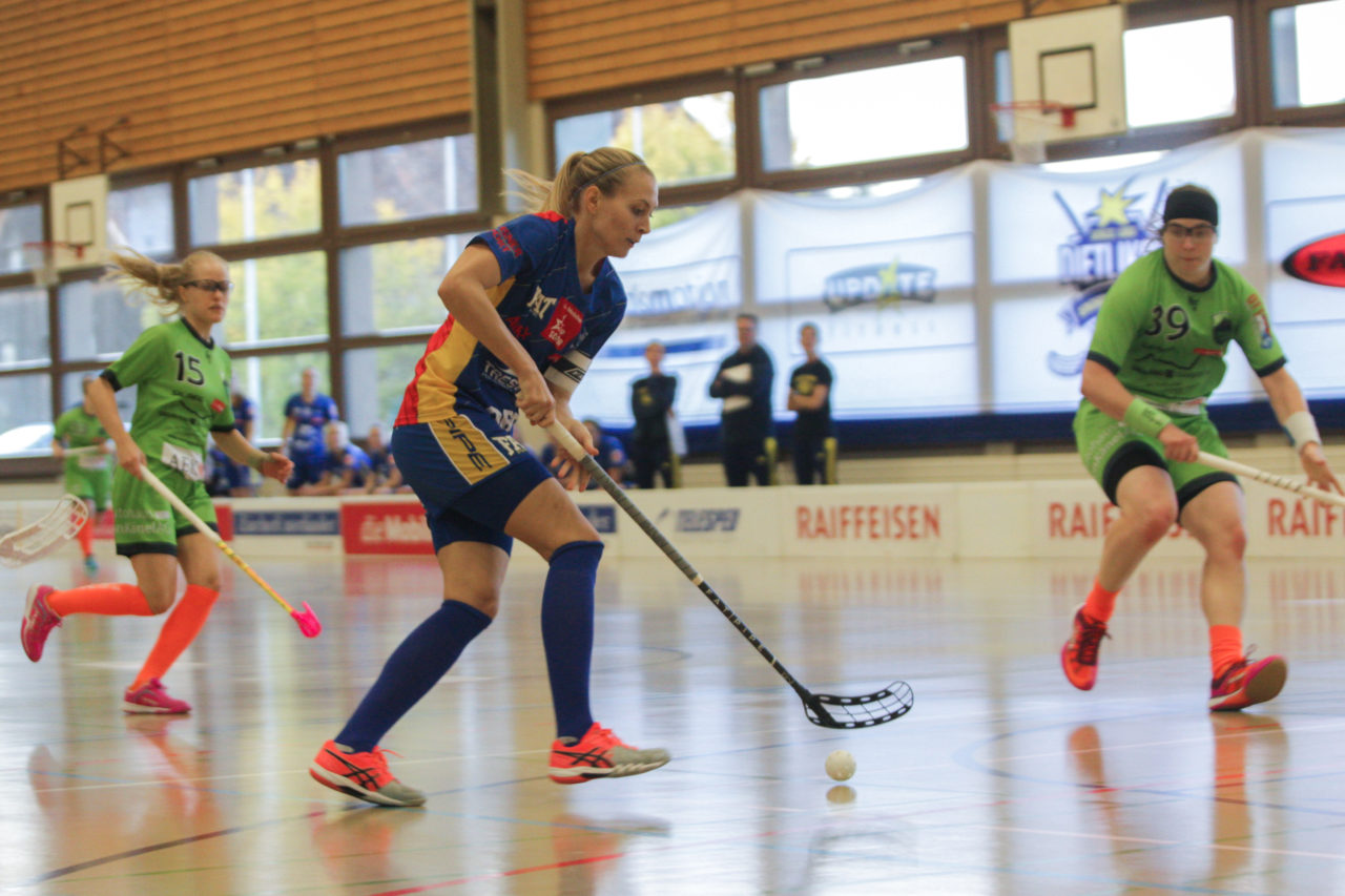 Hüenerweid (Dietlikon), 01.10.2017, Unihockey Damen NLA 4. Runde, UHC Dietlikon - Unihockey Berner Oberland, Michelle Wiki (Nr. 6, UHC Dietlikon) mit einer Chance

(Claudio Schwarz, unihockey-fotos.ch)

Copyright: Claudio Schwarz, unihockey-fotos.ch – Dieses Bild wurde durch swiss unihockey lizenziert und darf ausschliesslich auf den Online-Kanälen von swiss unihockey verwendet werden. Die redaktionelle oder kommerzielle Nutzung durch Dritte (Medien, Vereine, Unternehmen oder Privatpersonen) per Download von diesem flickr-Account ist ausgeschlossen. Das Bild kann bei Interesse via unihockey-fotos.ch kostenpflichtig lizenziert werden. unihockey-fotos.ch behält sich vor, fehlbaren Medien, Vereinen, Unternehmen oder Privatpersonen Bilder mit einem Zuschlag in Rechnung zu stellen.