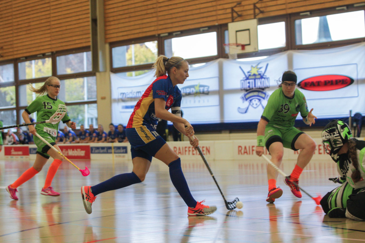 Hüenerweid (Dietlikon), 01.10.2017, Unihockey Damen NLA 4. Runde, UHC Dietlikon - Unihockey Berner Oberland, Michelle Wiki (Nr. 6, UHC Dietlikon) mit einer Chance

(Claudio Schwarz, unihockey-fotos.ch)

Copyright: Claudio Schwarz, unihockey-fotos.ch – Dieses Bild wurde durch swiss unihockey lizenziert und darf ausschliesslich auf den Online-Kanälen von swiss unihockey verwendet werden. Die redaktionelle oder kommerzielle Nutzung durch Dritte (Medien, Vereine, Unternehmen oder Privatpersonen) per Download von diesem flickr-Account ist ausgeschlossen. Das Bild kann bei Interesse via unihockey-fotos.ch kostenpflichtig lizenziert werden. unihockey-fotos.ch behält sich vor, fehlbaren Medien, Vereinen, Unternehmen oder Privatpersonen Bilder mit einem Zuschlag in Rechnung zu stellen.