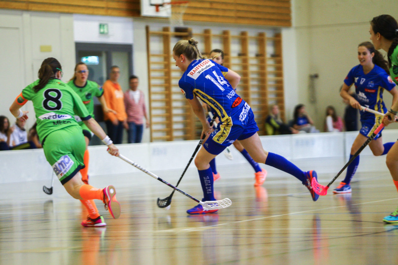 Hüenerweid (Dietlikon), 01.10.2017, Unihockey Damen NLA 4. Runde, UHC Dietlikon - Unihockey Berner Oberland, Sindy Rüegger (Nr. 14, UHC Dietlikon) spielt den Ball ab

(Claudio Schwarz, unihockey-fotos.ch)

Copyright: Claudio Schwarz, unihockey-fotos.ch – Dieses Bild wurde durch swiss unihockey lizenziert und darf ausschliesslich auf den Online-Kanälen von swiss unihockey verwendet werden. Die redaktionelle oder kommerzielle Nutzung durch Dritte (Medien, Vereine, Unternehmen oder Privatpersonen) per Download von diesem flickr-Account ist ausgeschlossen. Das Bild kann bei Interesse via unihockey-fotos.ch kostenpflichtig lizenziert werden. unihockey-fotos.ch behält sich vor, fehlbaren Medien, Vereinen, Unternehmen oder Privatpersonen Bilder mit einem Zuschlag in Rechnung zu stellen.