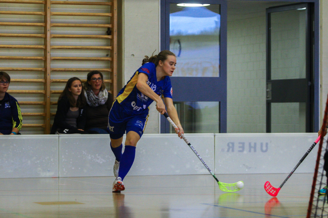 Hüenerweid (Dietlikon), 01.10.2017, Unihockey Damen NLA 4. Runde, UHC Dietlikon - Unihockey Berner Oberland, Kassandra Luck (Nr. 18, UHC Dietlikon) mit einem Abschlussversuch

(Claudio Schwarz, unihockey-fotos.ch)

Copyright: Claudio Schwarz, unihockey-fotos.ch – Dieses Bild wurde durch swiss unihockey lizenziert und darf ausschliesslich auf den Online-Kanälen von swiss unihockey verwendet werden. Die redaktionelle oder kommerzielle Nutzung durch Dritte (Medien, Vereine, Unternehmen oder Privatpersonen) per Download von diesem flickr-Account ist ausgeschlossen. Das Bild kann bei Interesse via unihockey-fotos.ch kostenpflichtig lizenziert werden. unihockey-fotos.ch behält sich vor, fehlbaren Medien, Vereinen, Unternehmen oder Privatpersonen Bilder mit einem Zuschlag in Rechnung zu stellen.