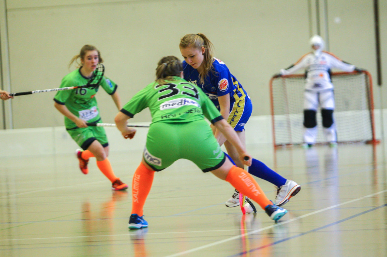 Hüenerweid (Dietlikon), 01.10.2017, Unihockey Damen NLA 4. Runde, UHC Dietlikon - Unihockey Berner Oberland, Rahel Rieder (Nr. 7, UHC Dietlikon) am Ball

(Claudio Schwarz, unihockey-fotos.ch)

Copyright: Claudio Schwarz, unihockey-fotos.ch – Dieses Bild wurde durch swiss unihockey lizenziert und darf ausschliesslich auf den Online-Kanälen von swiss unihockey verwendet werden. Die redaktionelle oder kommerzielle Nutzung durch Dritte (Medien, Vereine, Unternehmen oder Privatpersonen) per Download von diesem flickr-Account ist ausgeschlossen. Das Bild kann bei Interesse via unihockey-fotos.ch kostenpflichtig lizenziert werden. unihockey-fotos.ch behält sich vor, fehlbaren Medien, Vereinen, Unternehmen oder Privatpersonen Bilder mit einem Zuschlag in Rechnung zu stellen.