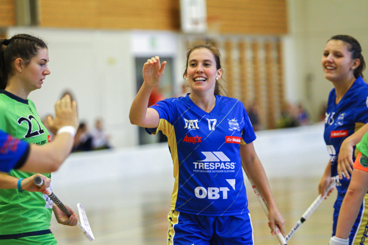 Hüenerweid (Dietlikon), 01.10.2017, Unihockey Damen NLA 4. Runde, UHC Dietlikon - Unihockey Berner Oberland, Evelyne Ackermann (Nr. 17, UHC Dietlikon) feiert ihren Treffer zum 4:1

(Claudio Schwarz, unihockey-fotos.ch)

Copyright: Claudio Schwarz, unihockey-fotos.ch – Dieses Bild wurde durch swiss unihockey lizenziert und darf ausschliesslich auf den Online-Kanälen von swiss unihockey verwendet werden. Die redaktionelle oder kommerzielle Nutzung durch Dritte (Medien, Vereine, Unternehmen oder Privatpersonen) per Download von diesem flickr-Account ist ausgeschlossen. Das Bild kann bei Interesse via unihockey-fotos.ch kostenpflichtig lizenziert werden. unihockey-fotos.ch behält sich vor, fehlbaren Medien, Vereinen, Unternehmen oder Privatpersonen Bilder mit einem Zuschlag in Rechnung zu stellen.