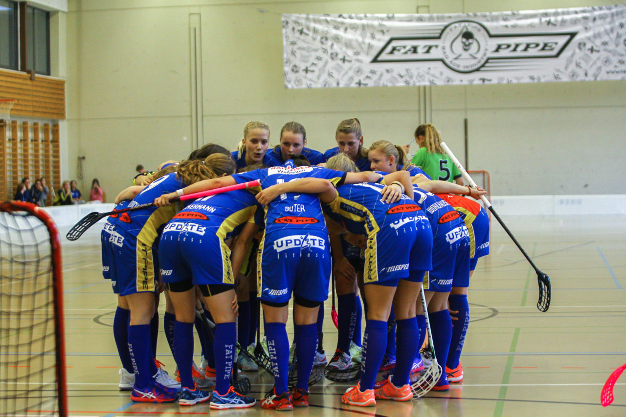 Hüenerweid (Dietlikon), 01.10.2017, Unihockey Damen NLA 4. Runde, UHC Dietlikon - Unihockey Berner Oberland, Torjubel nach dem 4:1

(Claudio Schwarz, unihockey-fotos.ch)

Copyright: Claudio Schwarz, unihockey-fotos.ch – Dieses Bild wurde durch swiss unihockey lizenziert und darf ausschliesslich auf den Online-Kanälen von swiss unihockey verwendet werden. Die redaktionelle oder kommerzielle Nutzung durch Dritte (Medien, Vereine, Unternehmen oder Privatpersonen) per Download von diesem flickr-Account ist ausgeschlossen. Das Bild kann bei Interesse via unihockey-fotos.ch kostenpflichtig lizenziert werden. unihockey-fotos.ch behält sich vor, fehlbaren Medien, Vereinen, Unternehmen oder Privatpersonen Bilder mit einem Zuschlag in Rechnung zu stellen.