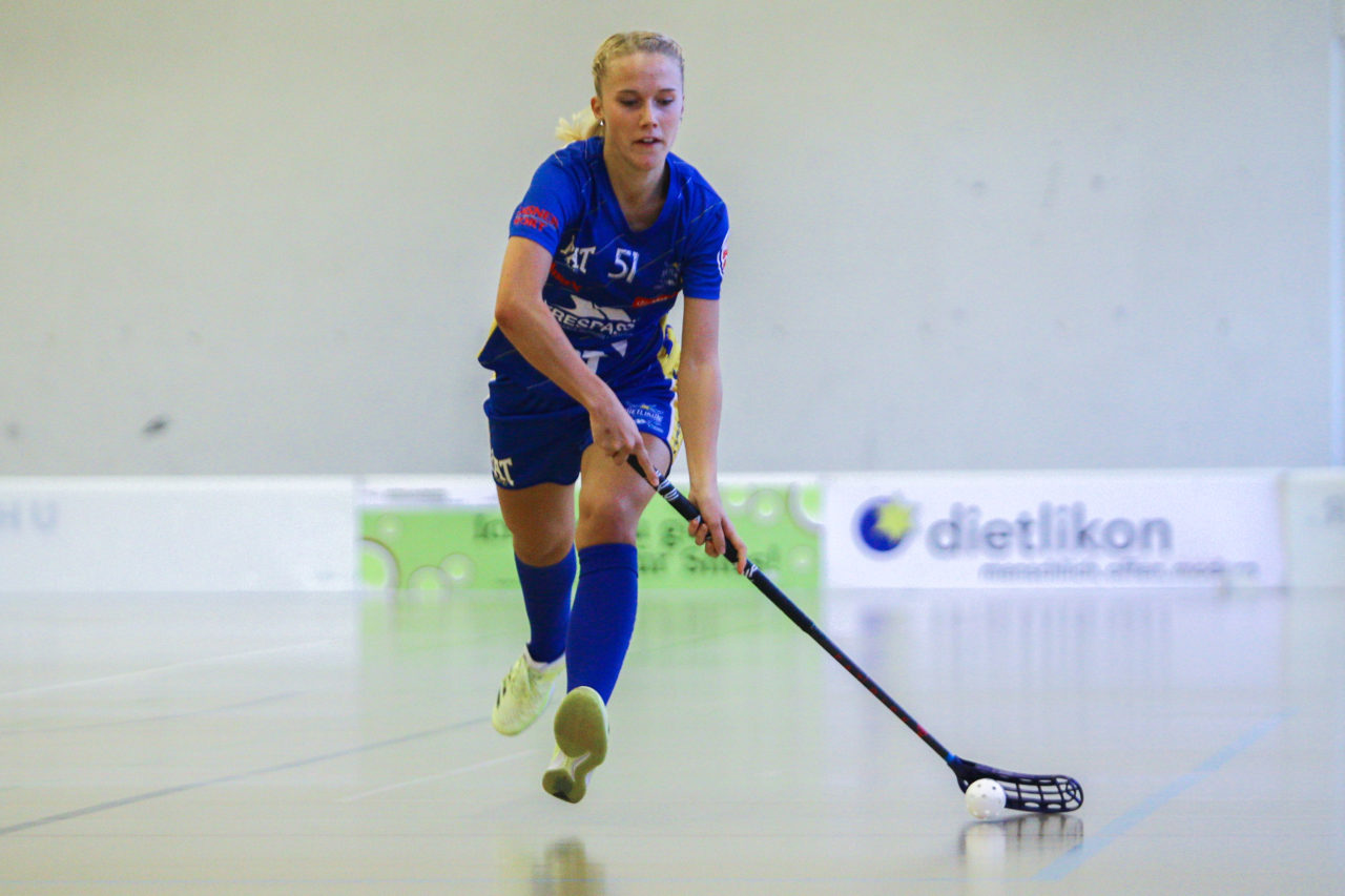 Hüenerweid (Dietlikon), 01.10.2017, Unihockey Damen NLA 4. Runde, UHC Dietlikon - Unihockey Berner Oberland, Sereina Zwissler (Nr. 51, UHC Dietlikon) spielt einen Pass

(Claudio Schwarz, unihockey-fotos.ch)

Copyright: Claudio Schwarz, unihockey-fotos.ch – Dieses Bild wurde durch swiss unihockey lizenziert und darf ausschliesslich auf den Online-Kanälen von swiss unihockey verwendet werden. Die redaktionelle oder kommerzielle Nutzung durch Dritte (Medien, Vereine, Unternehmen oder Privatpersonen) per Download von diesem flickr-Account ist ausgeschlossen. Das Bild kann bei Interesse via unihockey-fotos.ch kostenpflichtig lizenziert werden. unihockey-fotos.ch behält sich vor, fehlbaren Medien, Vereinen, Unternehmen oder Privatpersonen Bilder mit einem Zuschlag in Rechnung zu stellen.